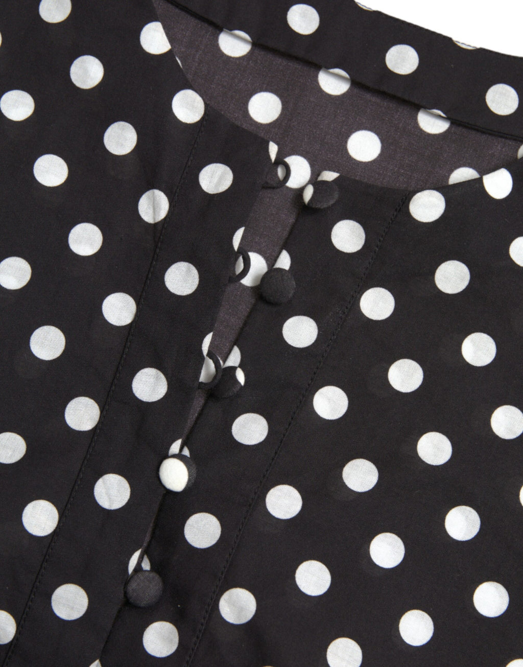 Robe courte en nylon à pois noirs et blancs de Dolce & Gabbana, style décontracté et élégant avec motif à pois.