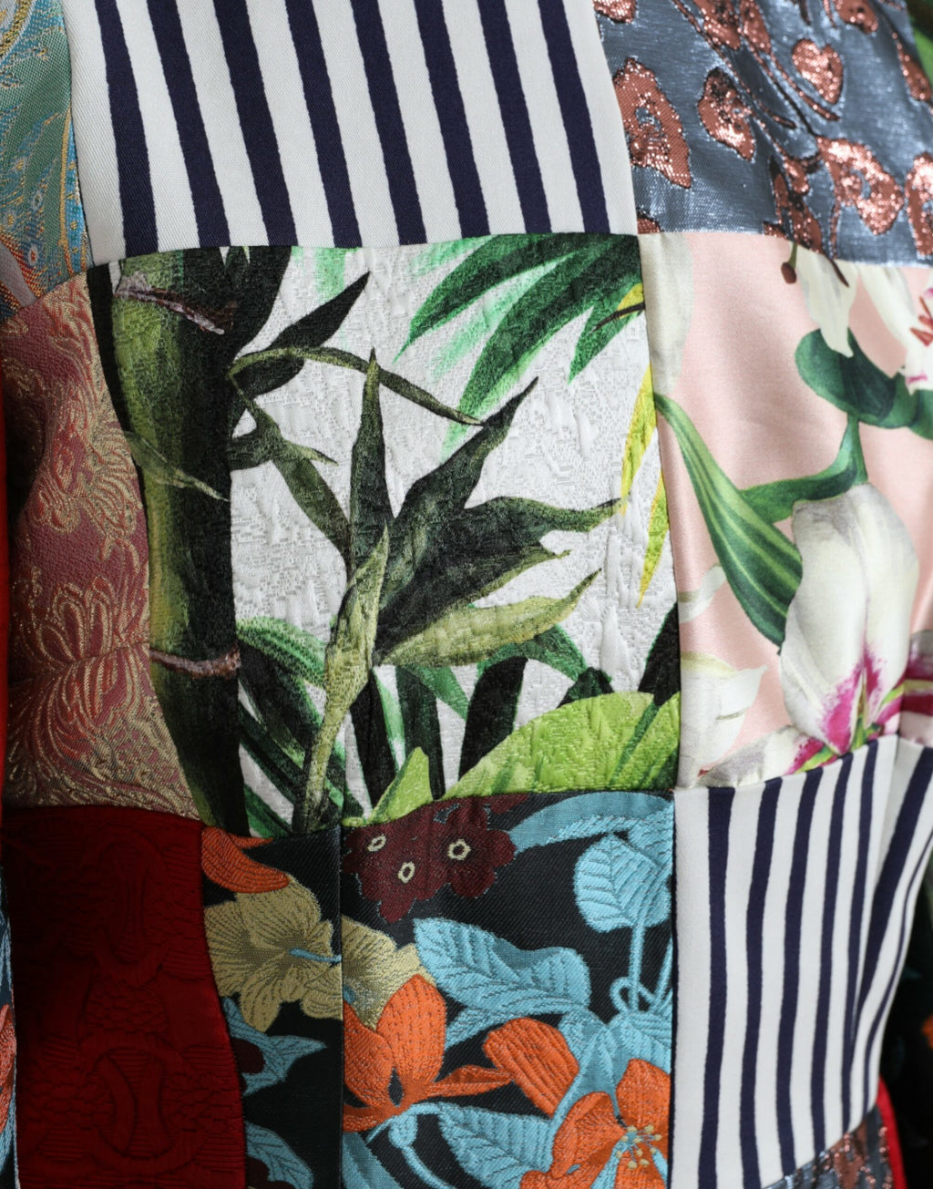 Robe courte Dolce & Gabbana à motif floral multicolore et patchwork, style décontracté et élégant pour femmes.