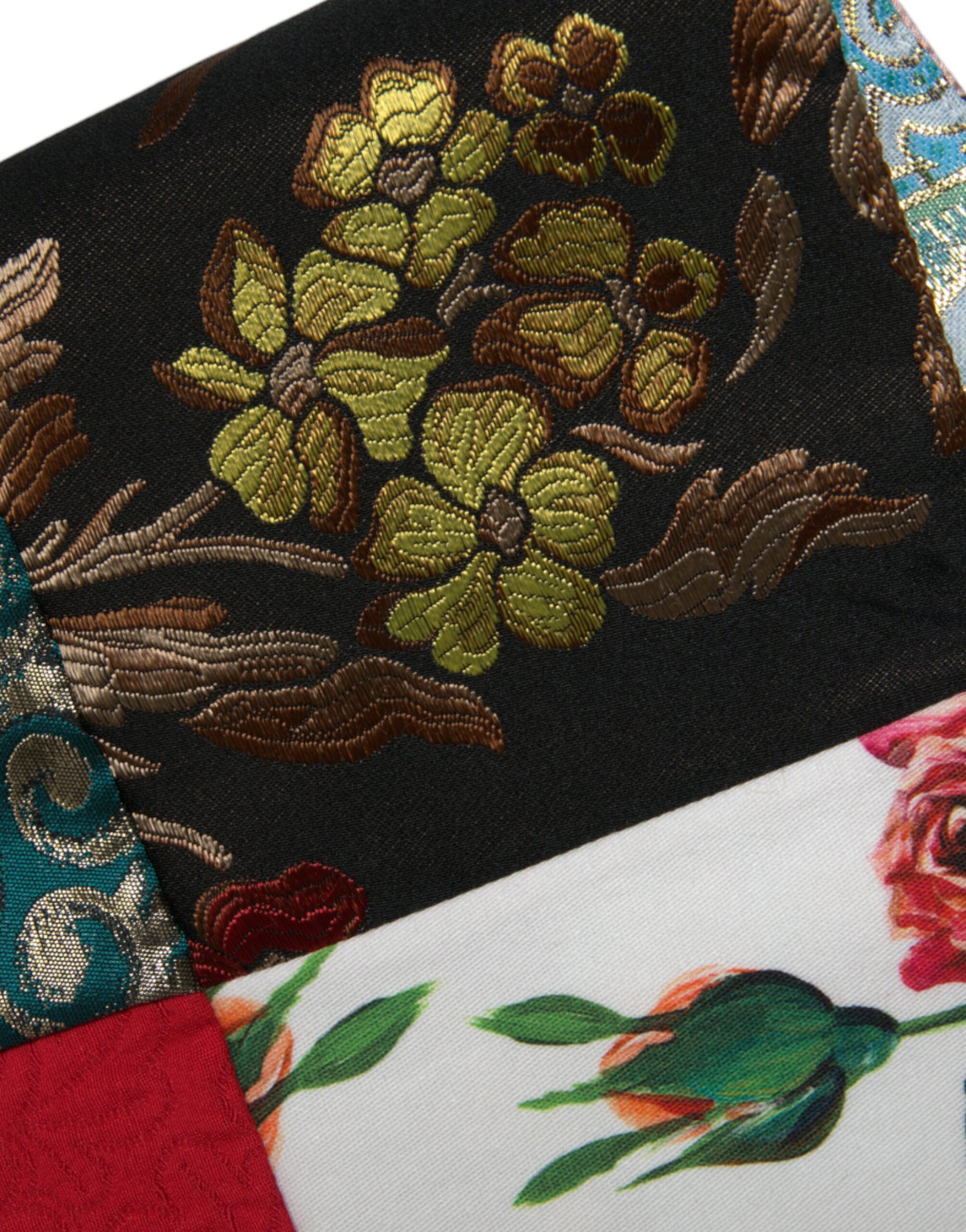 Robe courte à patchwork floral multicolore de Dolce & Gabbana, style shift mini dress, tissu léger et motif coloré.