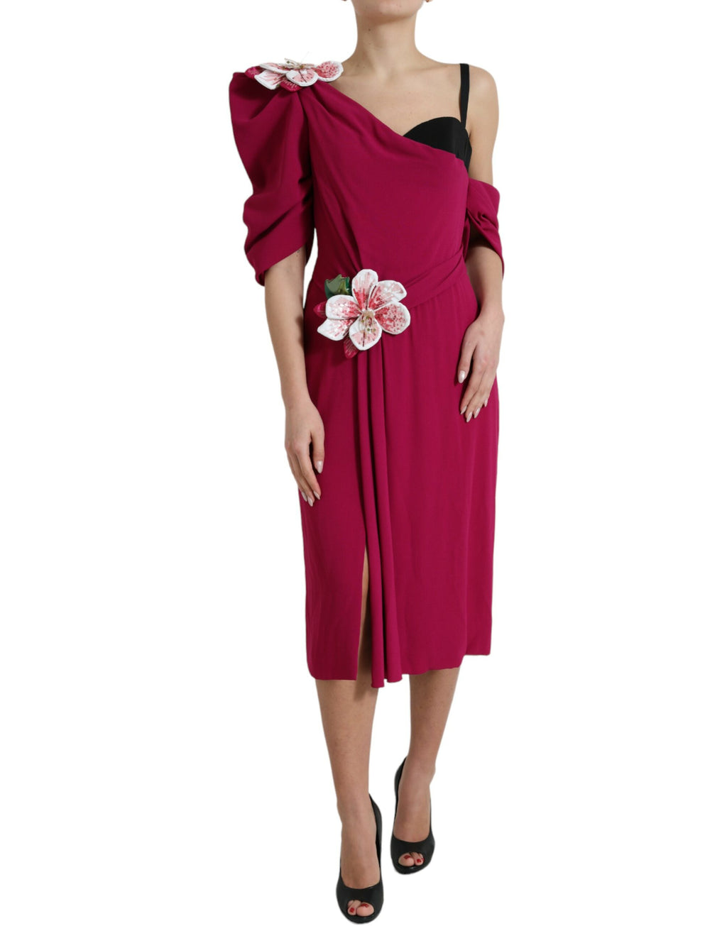 Robe une épaule Dolce & Gabbana violette ornée de fleurs embellies, élégante et féminine.