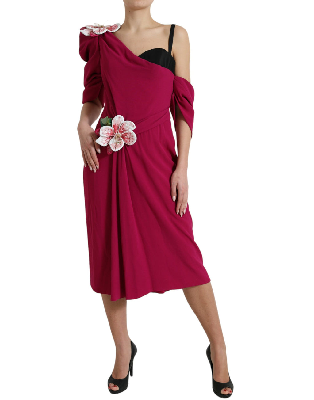 Robe une épaule Dolce & Gabbana violette ornée de fleurs brillantes, élégante et sophistiquée, portée sur un mannequin.
