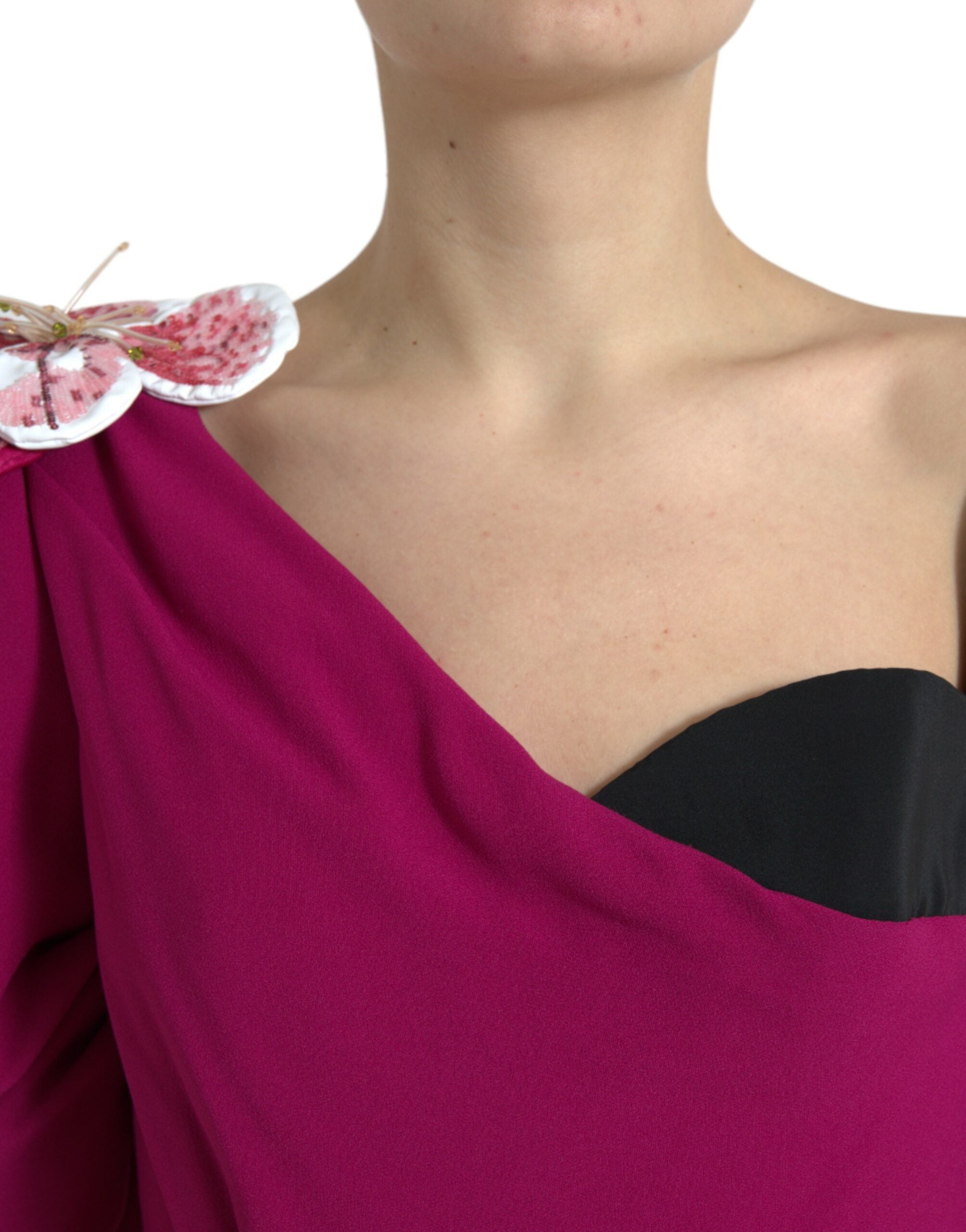 Robe une épaule Dolce & Gabbana violette ornée de fleurs, élégante et sophistiquée, avec des détails floraux embellis.