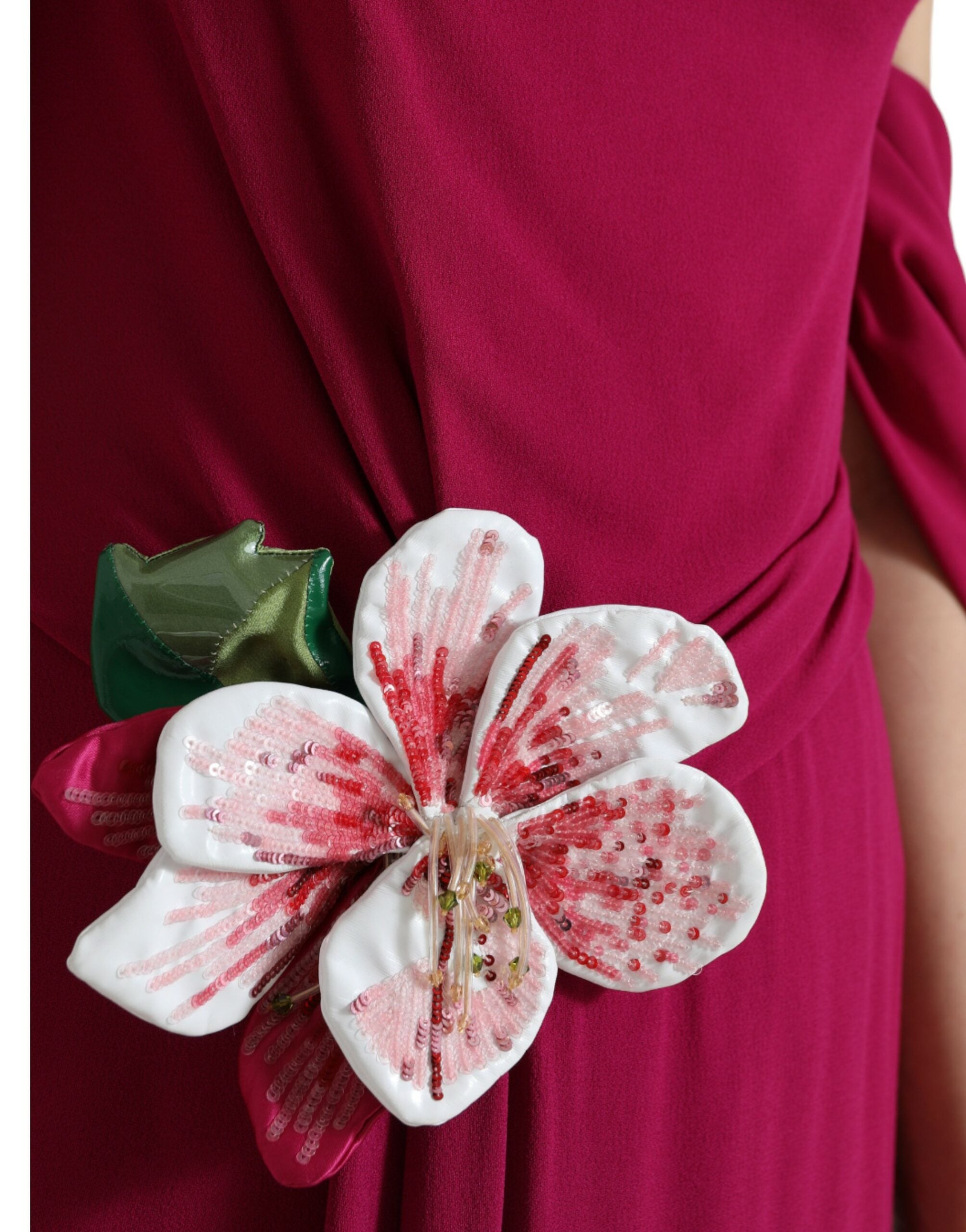 Robe à une épaule Dolce & Gabbana violette ornée de fleurs embellies, élégante et féminine, visible en gros plan.