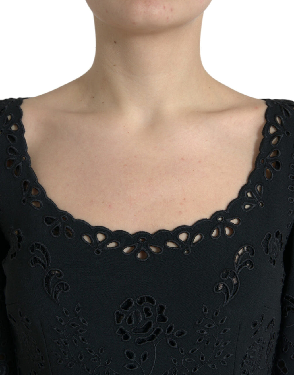 Robe midi moulante en viscose noire avec dentelle florale Dolce & Gabbana, ajustée et élégante, portée sur un mannequin.