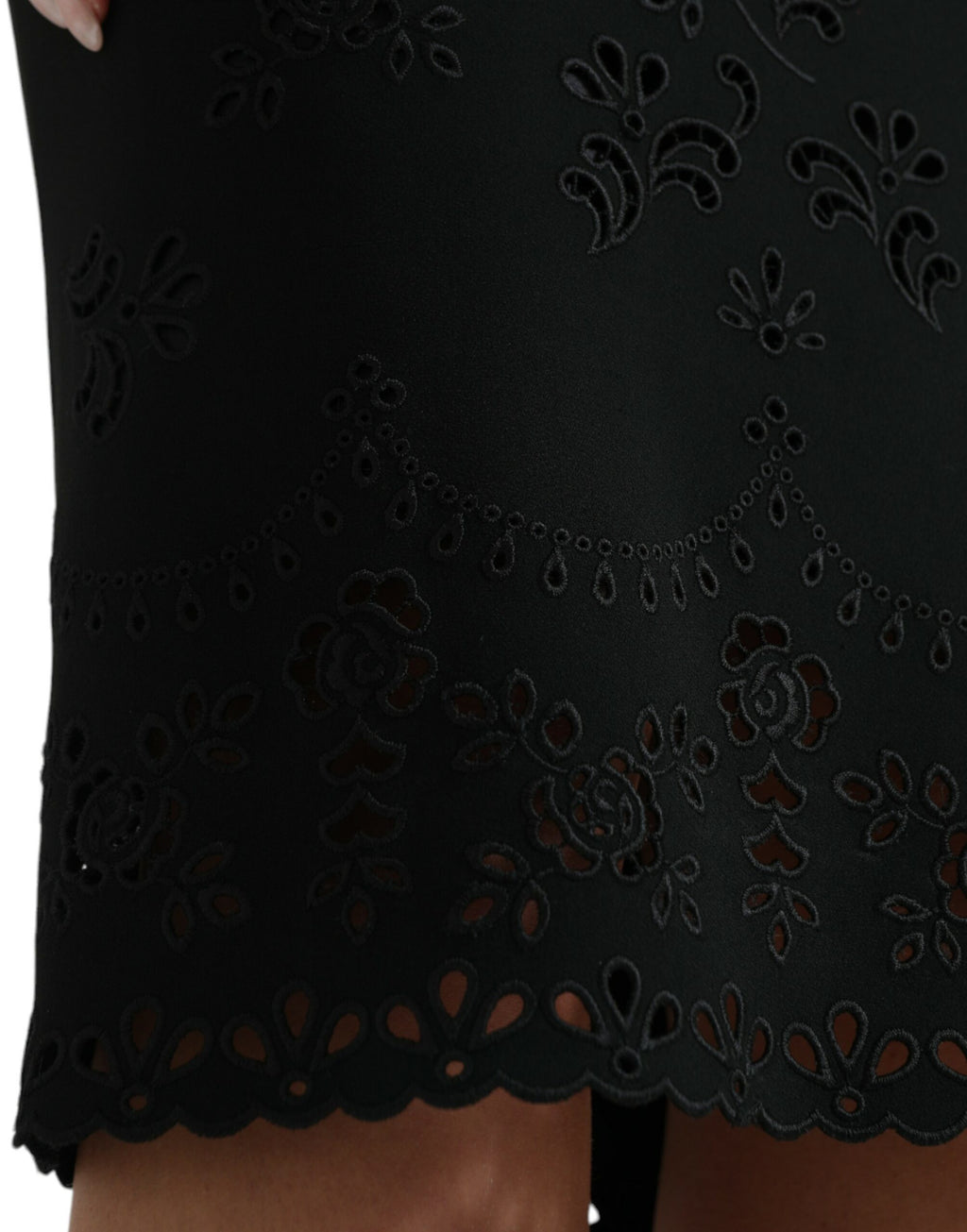 Robe noire Dolce & Gabbana en dentelle florale, coupe moulante en viscose, longueur midi, élégante et sophistiquée.