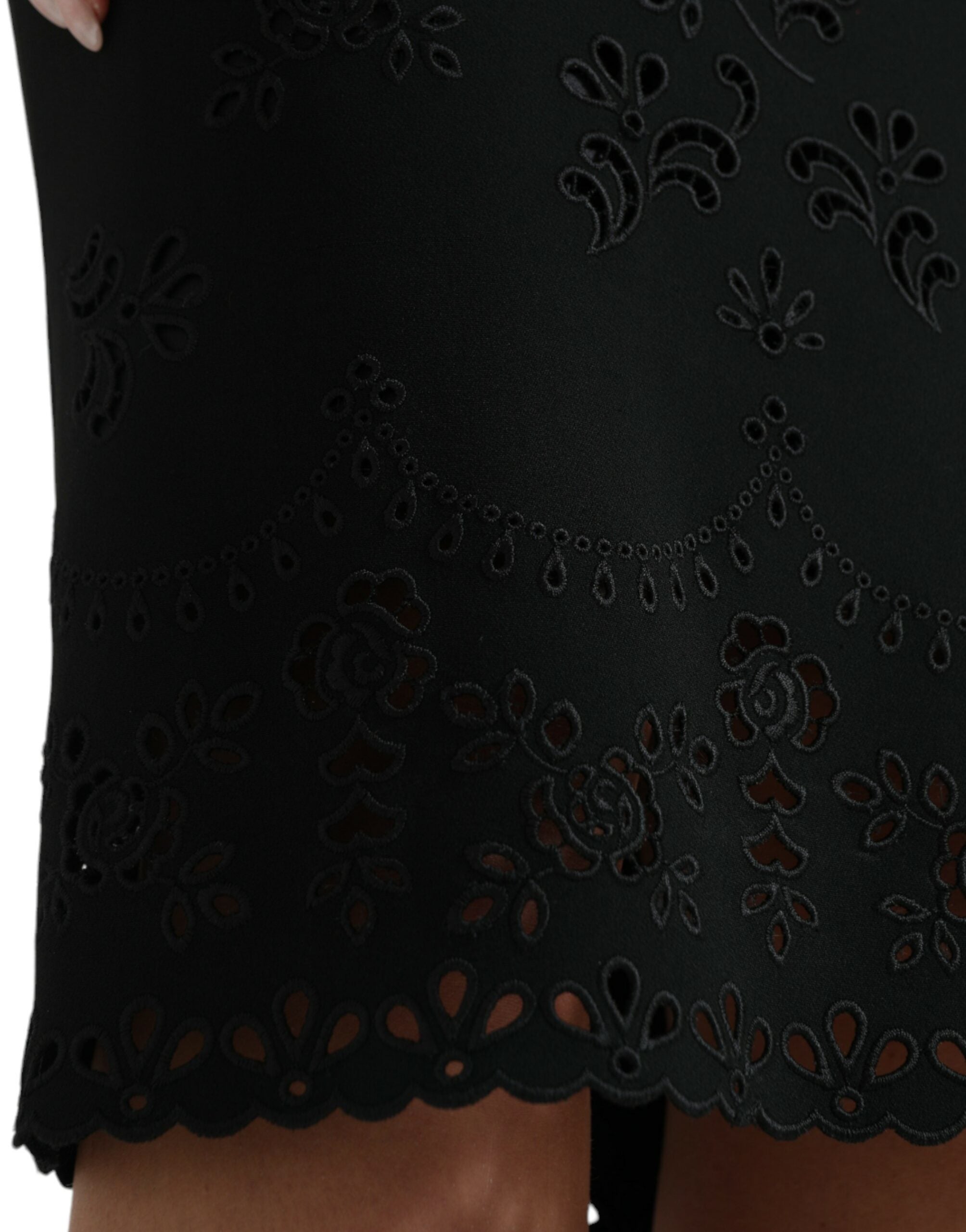 Robe noire Dolce & Gabbana en dentelle florale, coupe moulante en viscose, longueur midi, élégante et sophistiquée.
