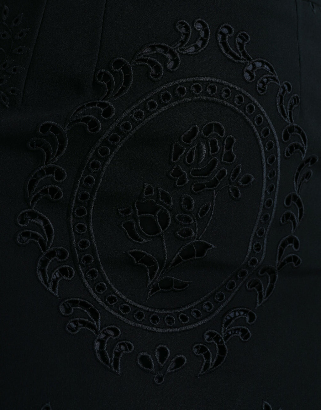 Robe midi noire en dentelle florale en viscose de Dolce & Gabbana, robe moulante élégante avec détails floraux.