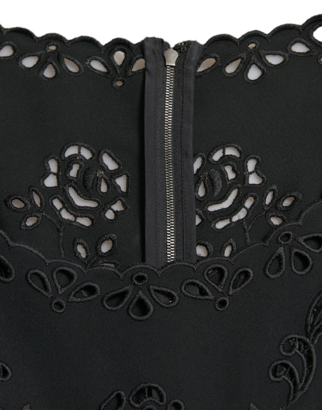 Robe midi noire Dolce & Gabbana en viscose avec dentelle florale, coupe bodycon élégante et détails raffinés.