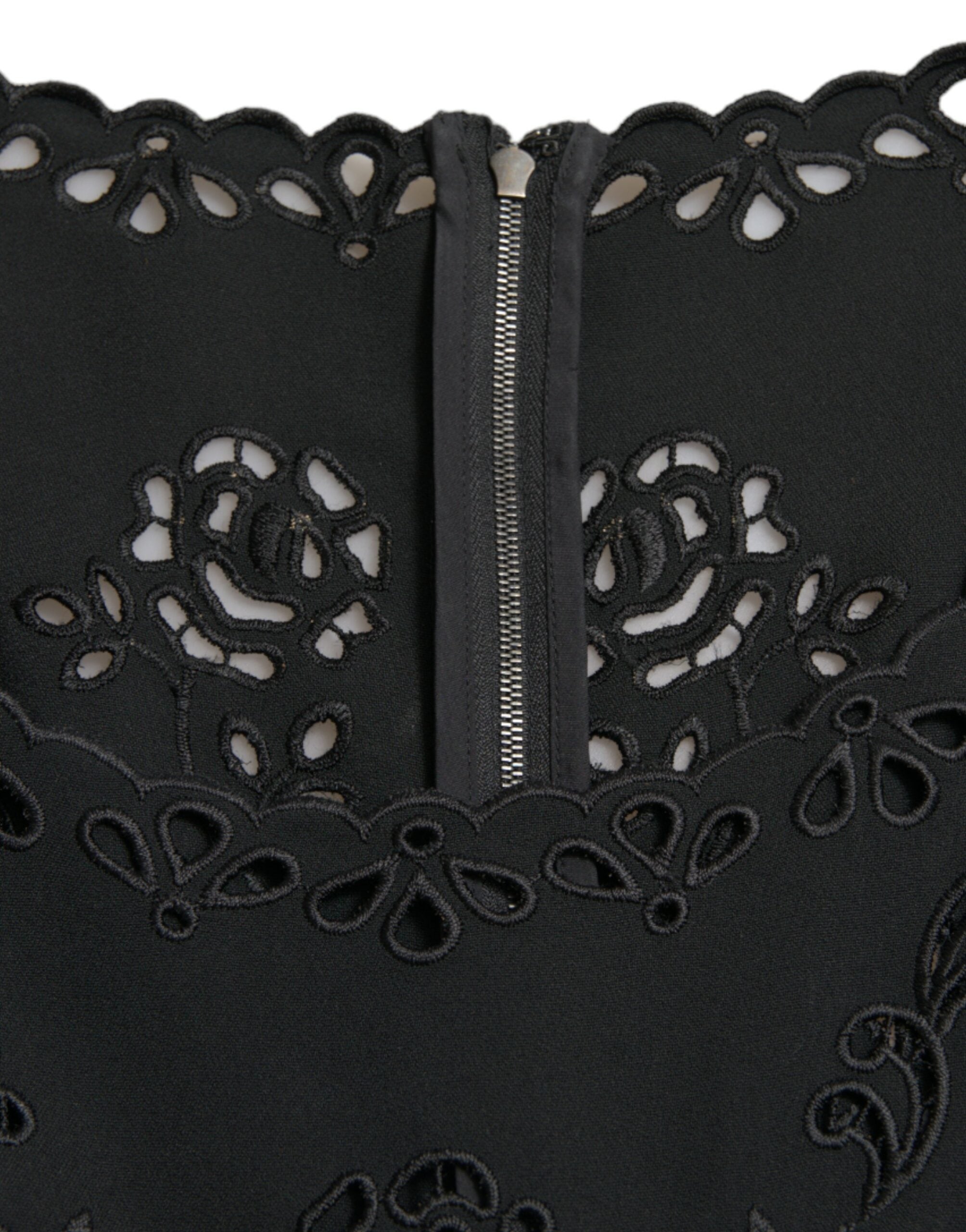 Robe midi noire Dolce & Gabbana en viscose avec dentelle florale, coupe bodycon élégante et détails raffinés.