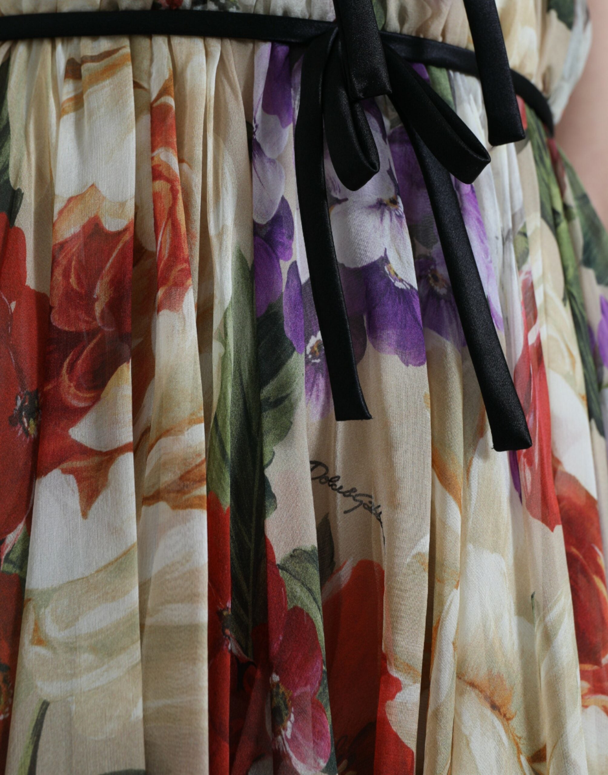 Robe courte sans manches Dolce & Gabbana beige à fleurs, style A-line, silhouette élégante et florale.
