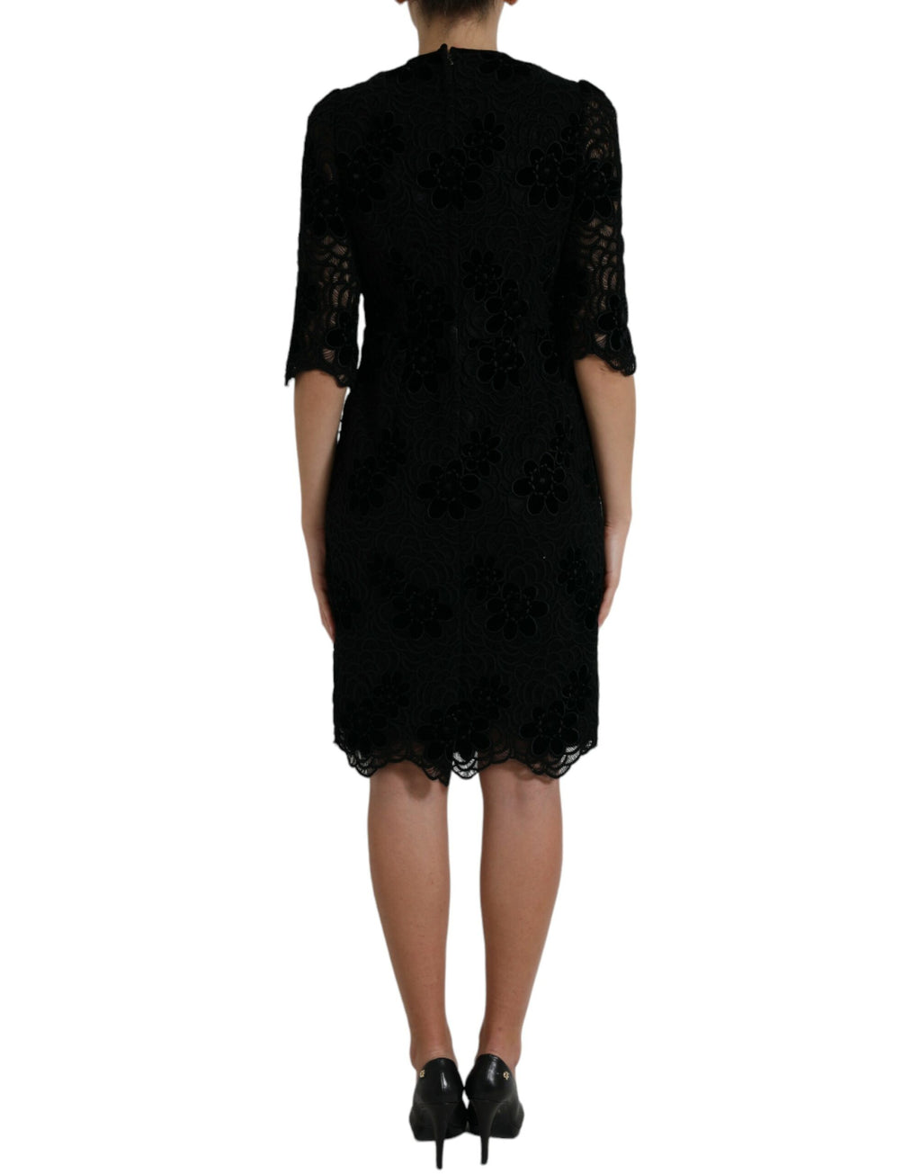 Robe noire en dentelle florale en coton de style bodycon par Dolce & Gabbana, ajustée et élégante, vue de face.