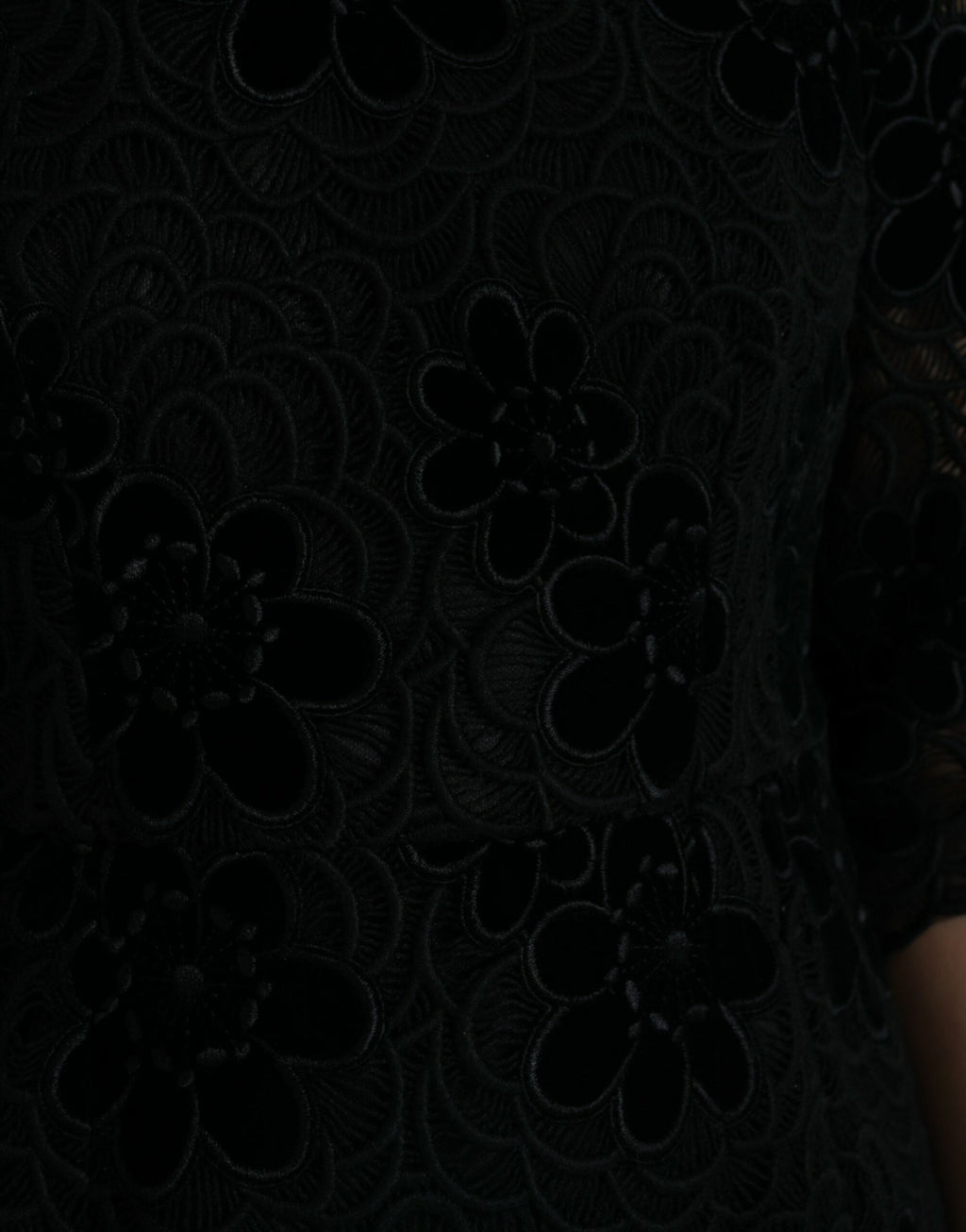 Robe moulante en coton noir avec dentelle florale Dolce & Gabbana, design élégant et féminin.