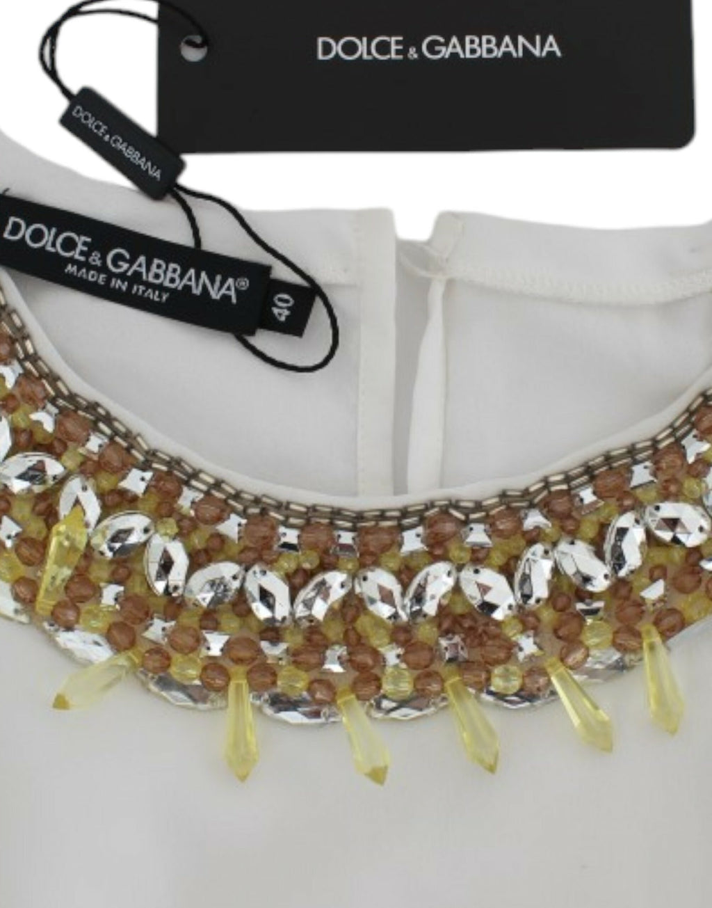 Haut sans manches blanc de Dolce & Gabbana orné de cristaux brillants, élégant et tendance, porté sur un mannequin.