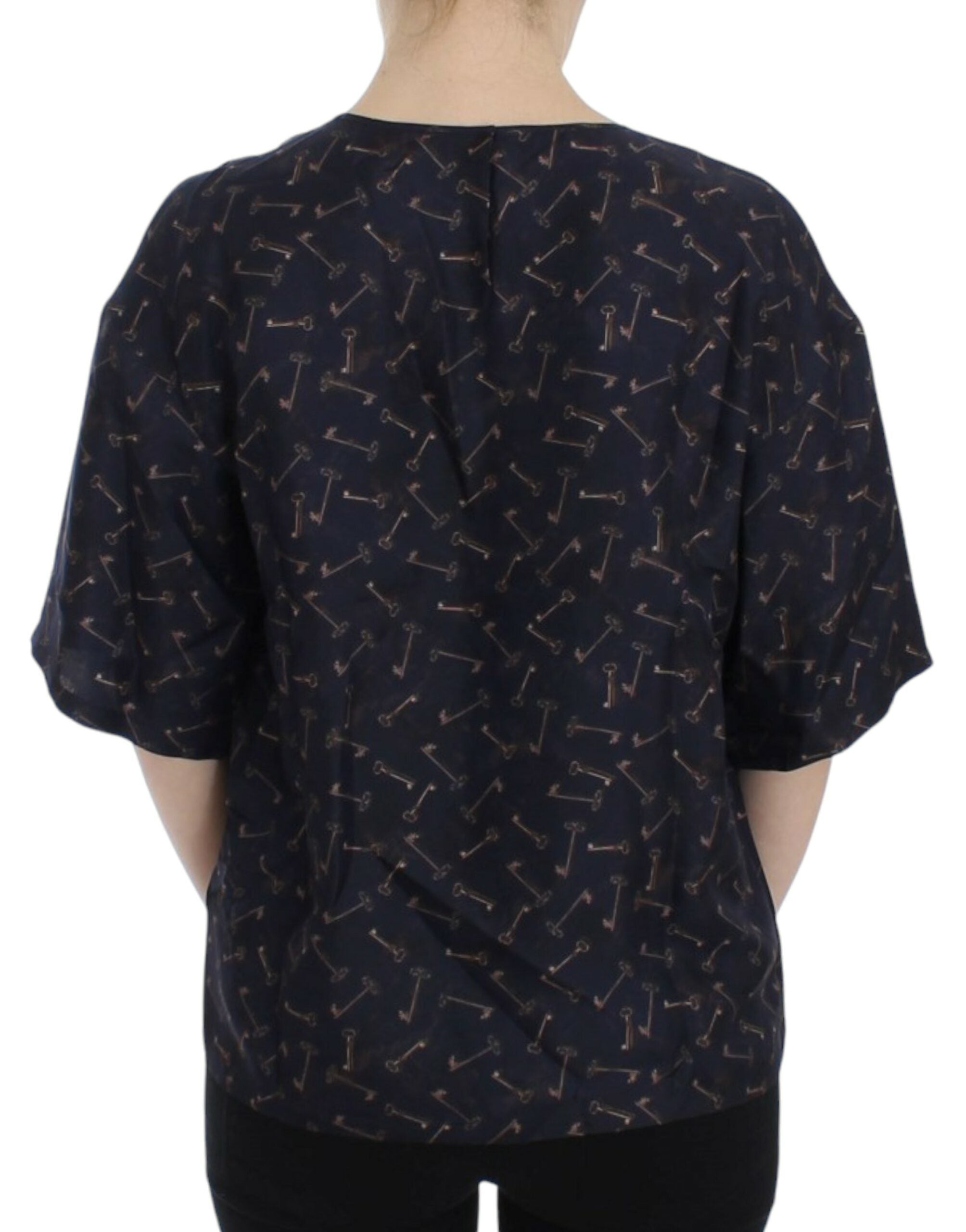 Chemisier en soie Dolce & Gabbana à motif clé doré et bleu, élégant et fluide, visible en détail dans l'image.
