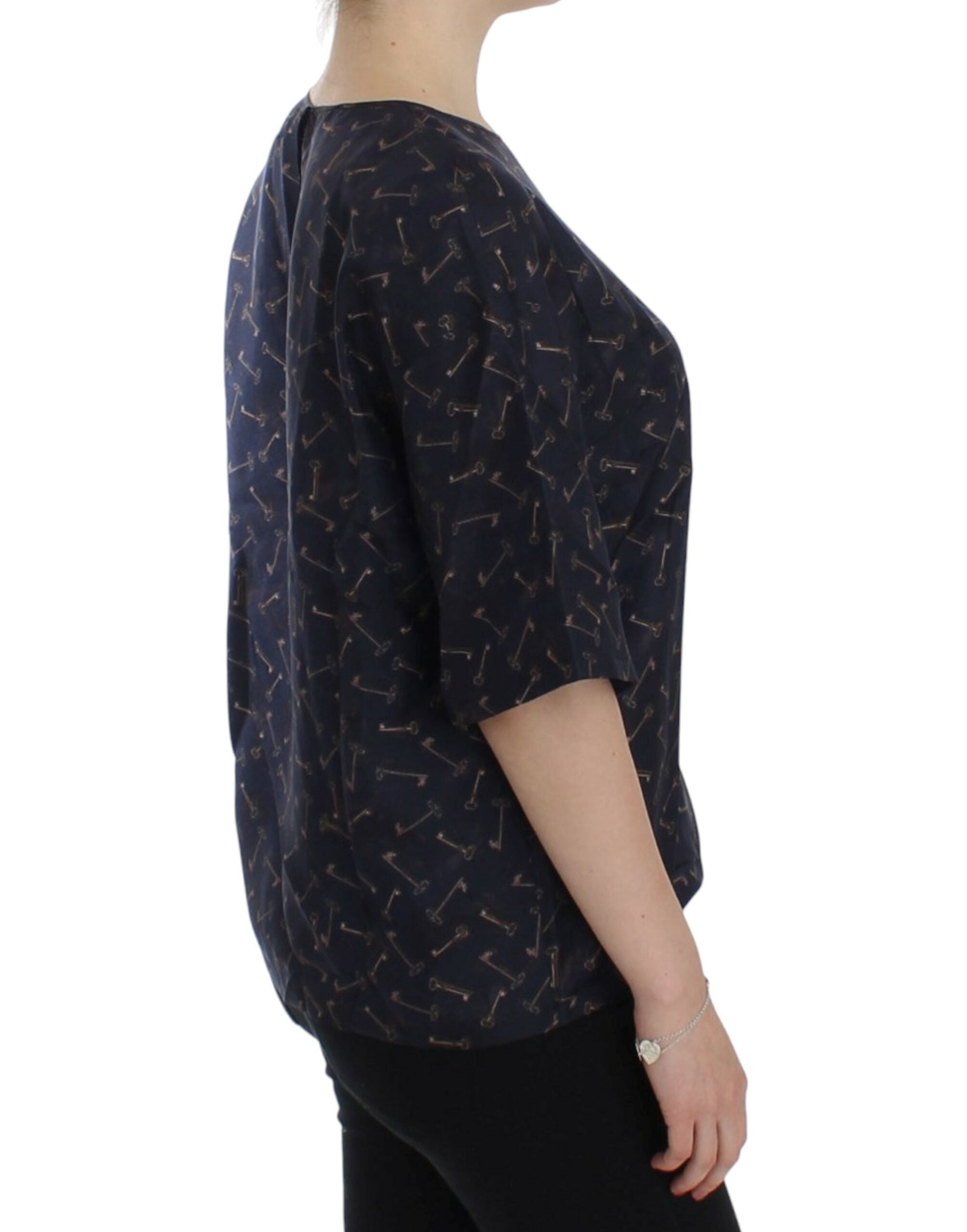 Blouse en soie Dolce & Gabbana à motif clé bleu et or, élégant vêtement de mode pour femme.