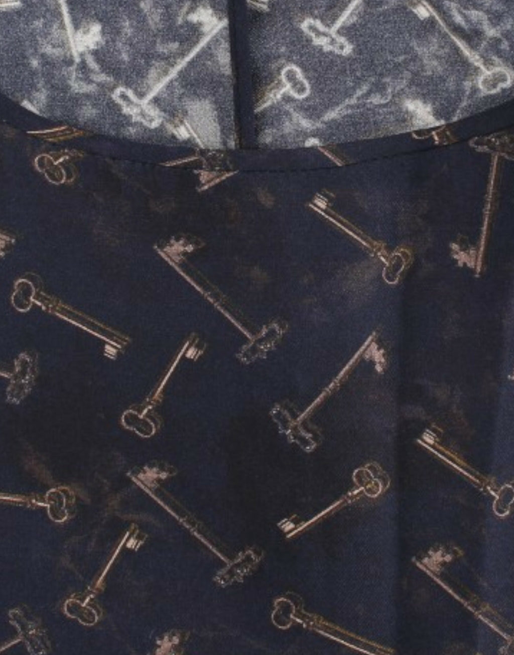 Blouse en soie Dolce & Gabbana à imprimé clé dorée et bleu, élégante et raffinée.
