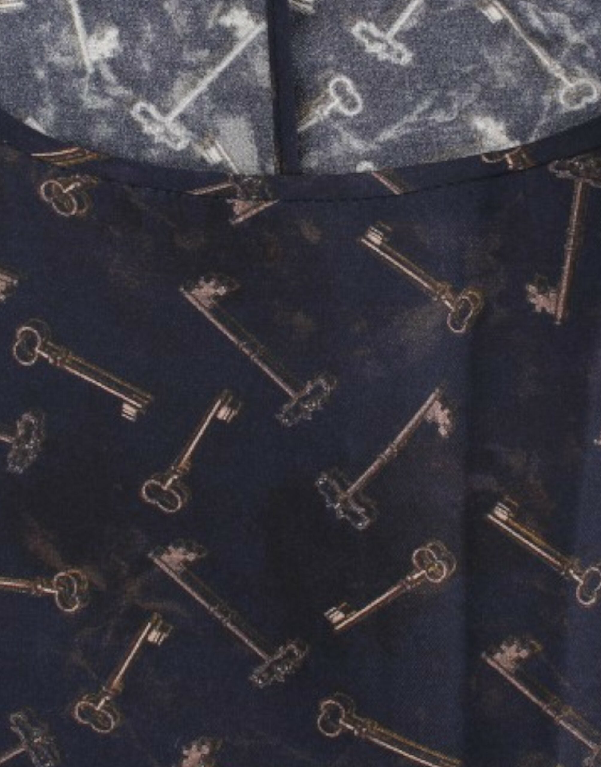 Blouse en soie Dolce & Gabbana à imprimé clé dorée et bleu, élégante et raffinée.