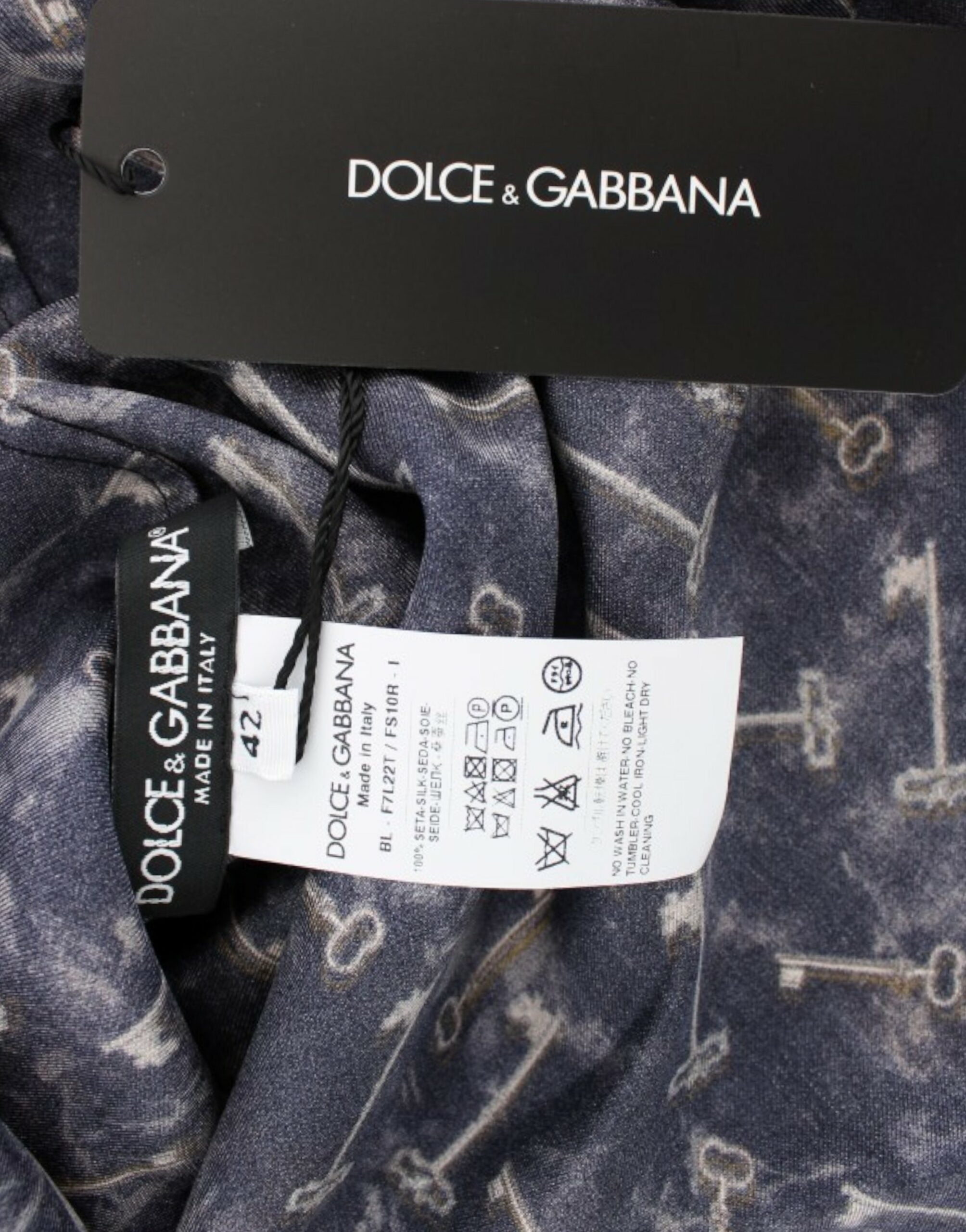 Chemisier en soie Dolce & Gabbana à motif clé bleu et or, détails élégants et tissu fluide.