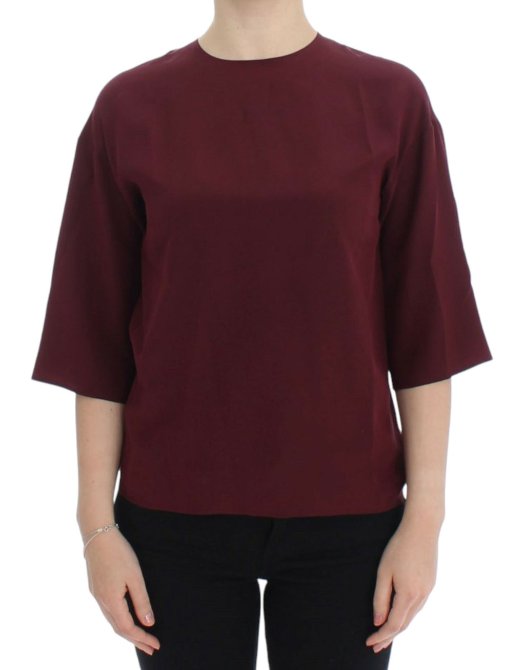 Blouse en soie rouge à manches 3/4 de Dolce & Gabbana, élégante et fluide, visible avec détails de couture.