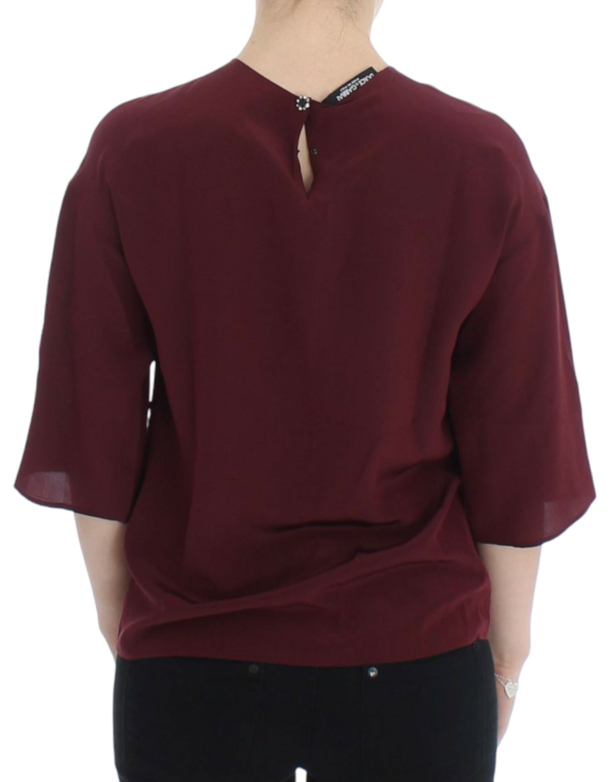 Chemise en soie rouge à manches 3/4 de Dolce & Gabbana, vêtement élégant et fluide, portée décontractée ou chic.