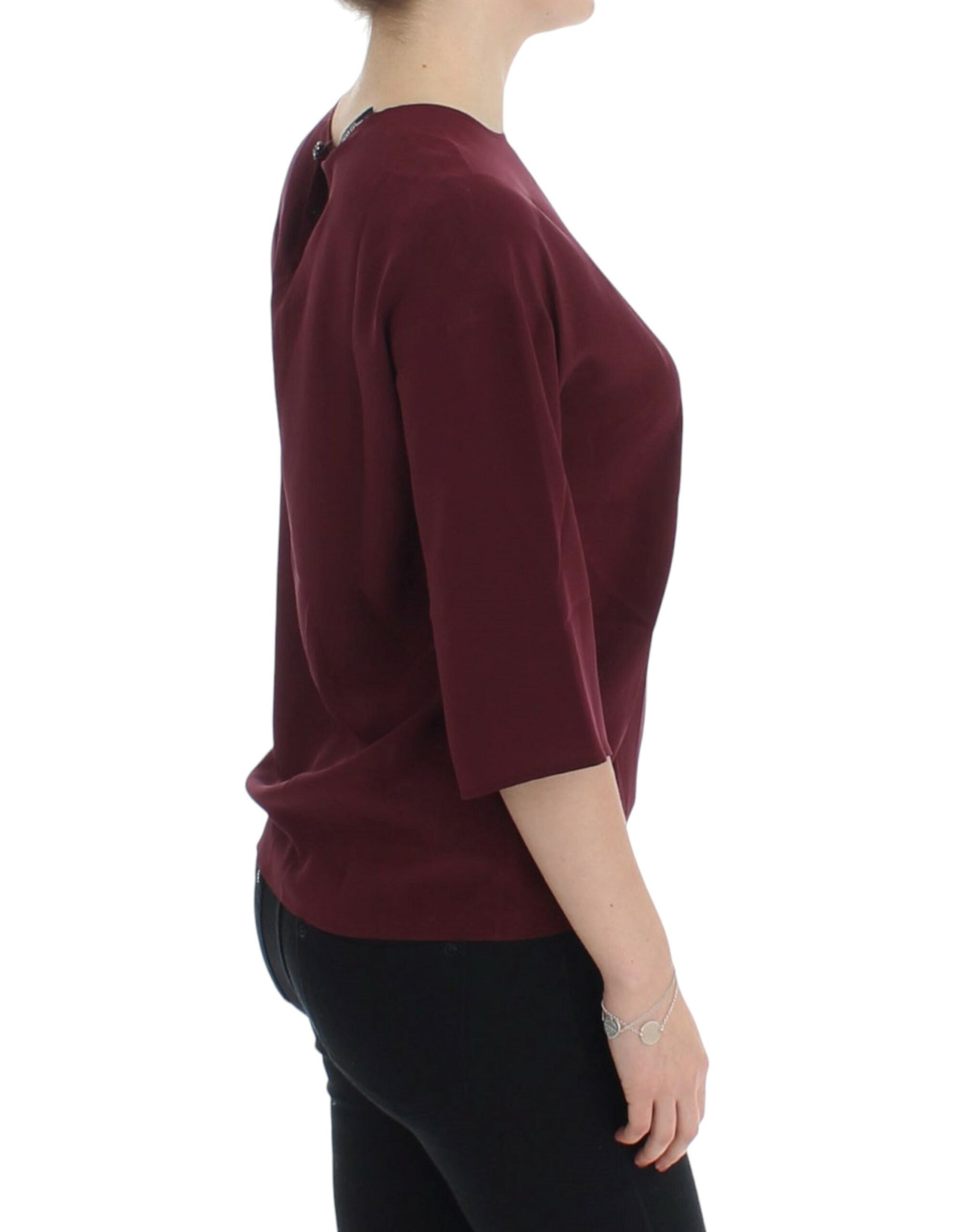 Chemisier en soie rouge à manches 3/4 de Dolce & Gabbana, avec coupe élégante et détails sophistiqués.