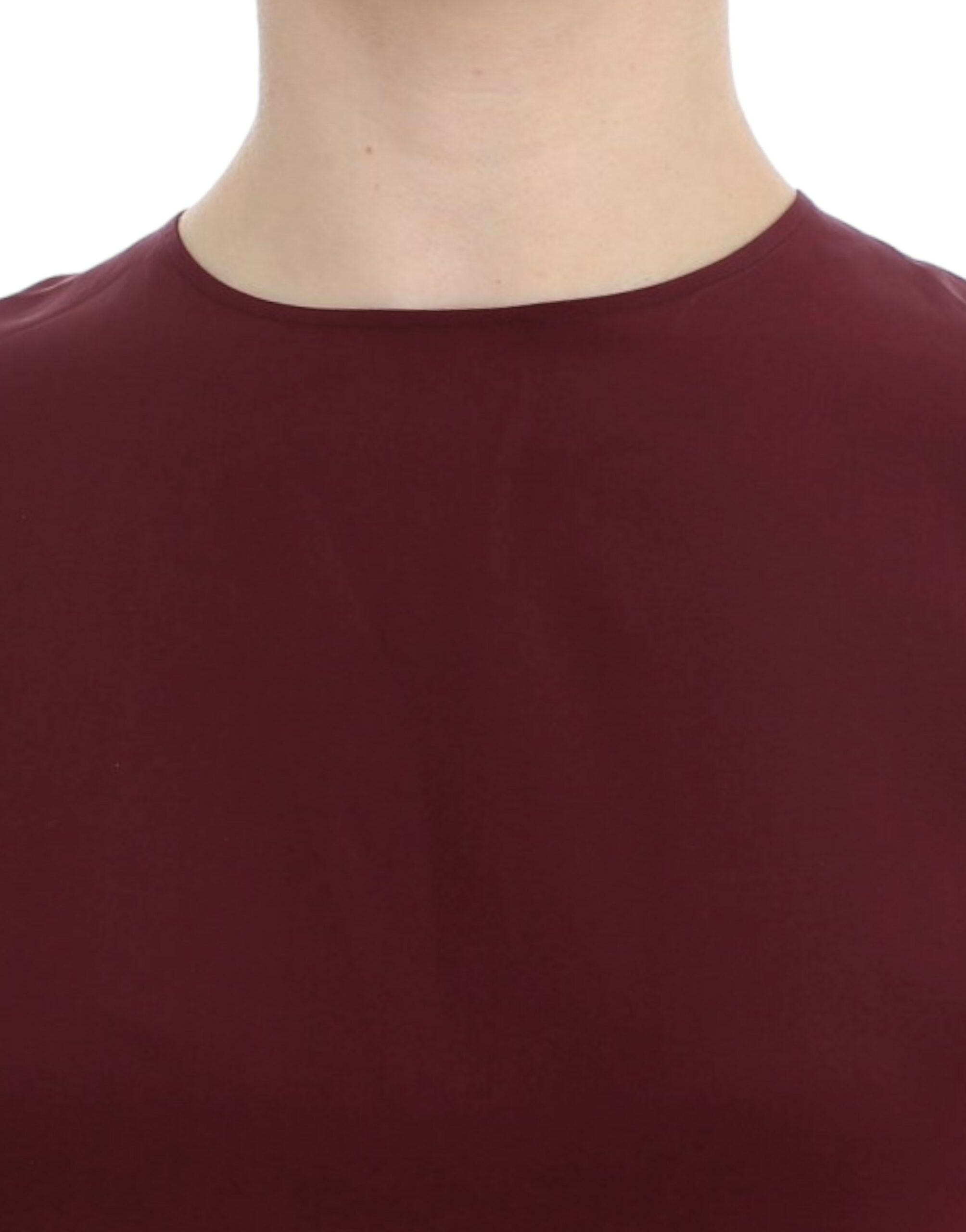 Chemisier en soie rouge à manches 3/4 de Dolce & Gabbana, détails élégants et tissu fluide visible sur l'image.
