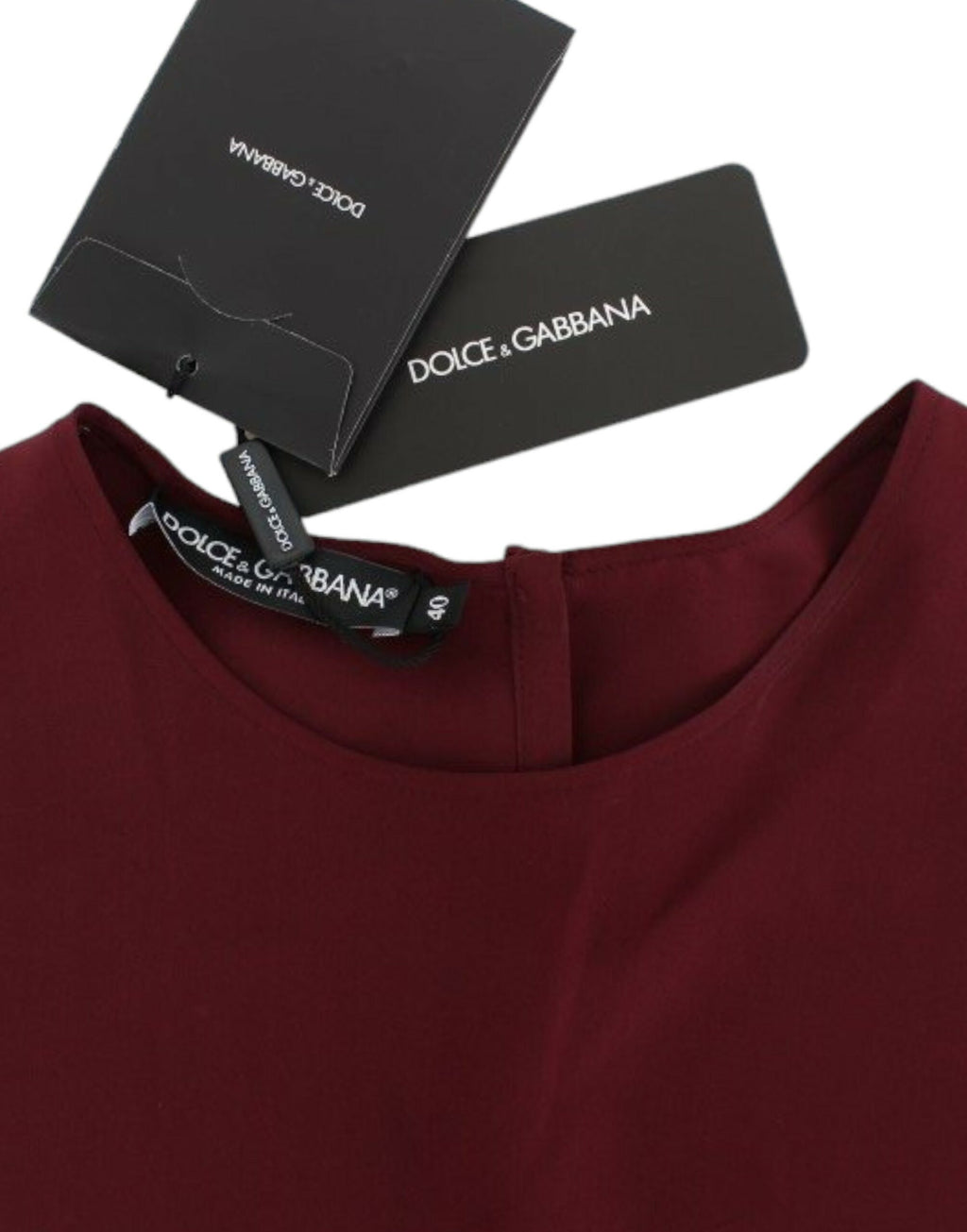 Chemisier en soie rouge Dolce & Gabbana à manches 3/4, élégante et fluide, porté sur un mannequin.