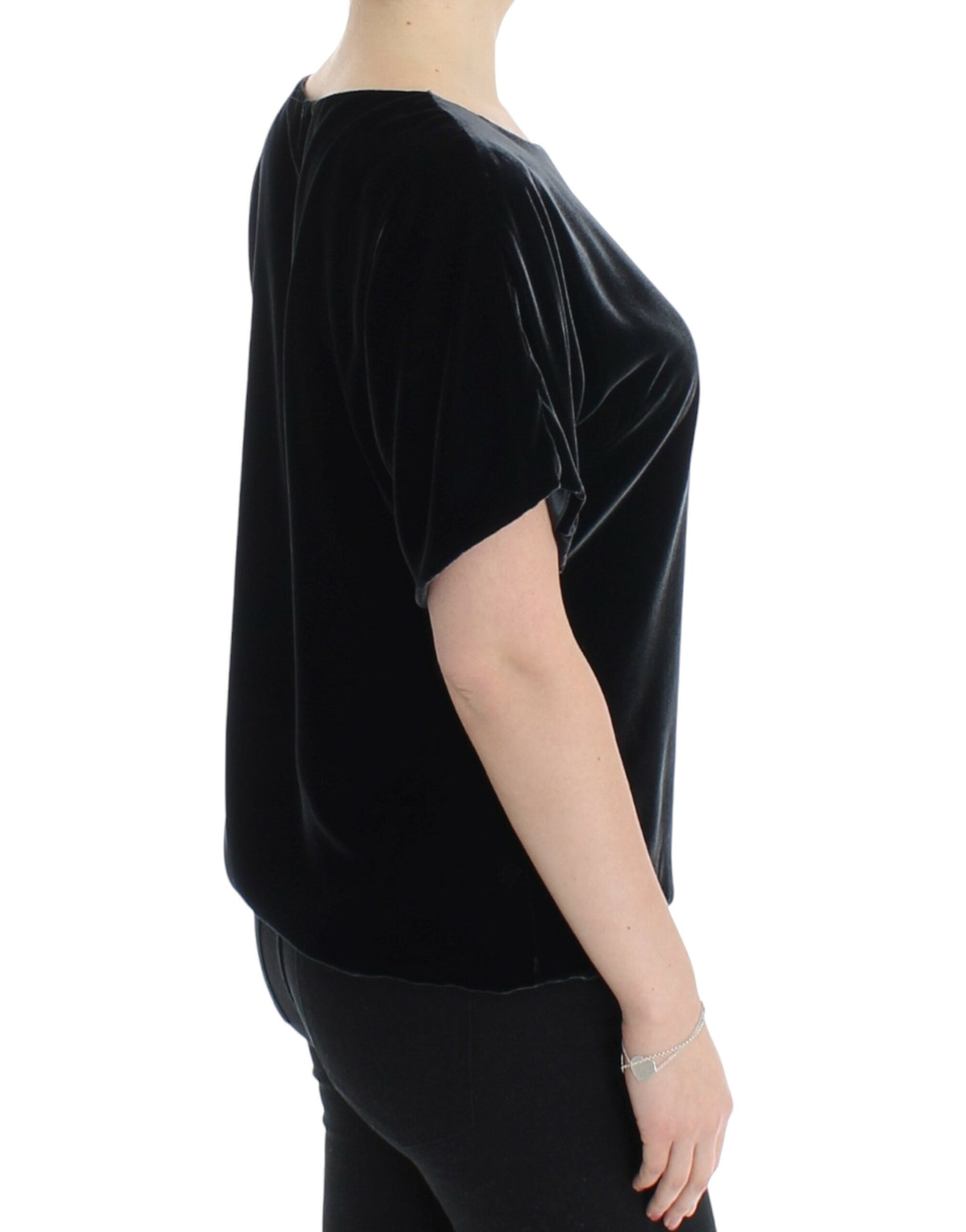 Blouse à manches courtes en velours noir Dolce & Gabbana, couture élégante et détails sophistiqués visibles.