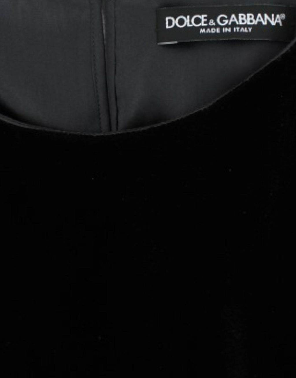 Blouse noire en velours à manches courtes de Dolce & Gabbana, ajustée et élégante, portée sur un mannequin.