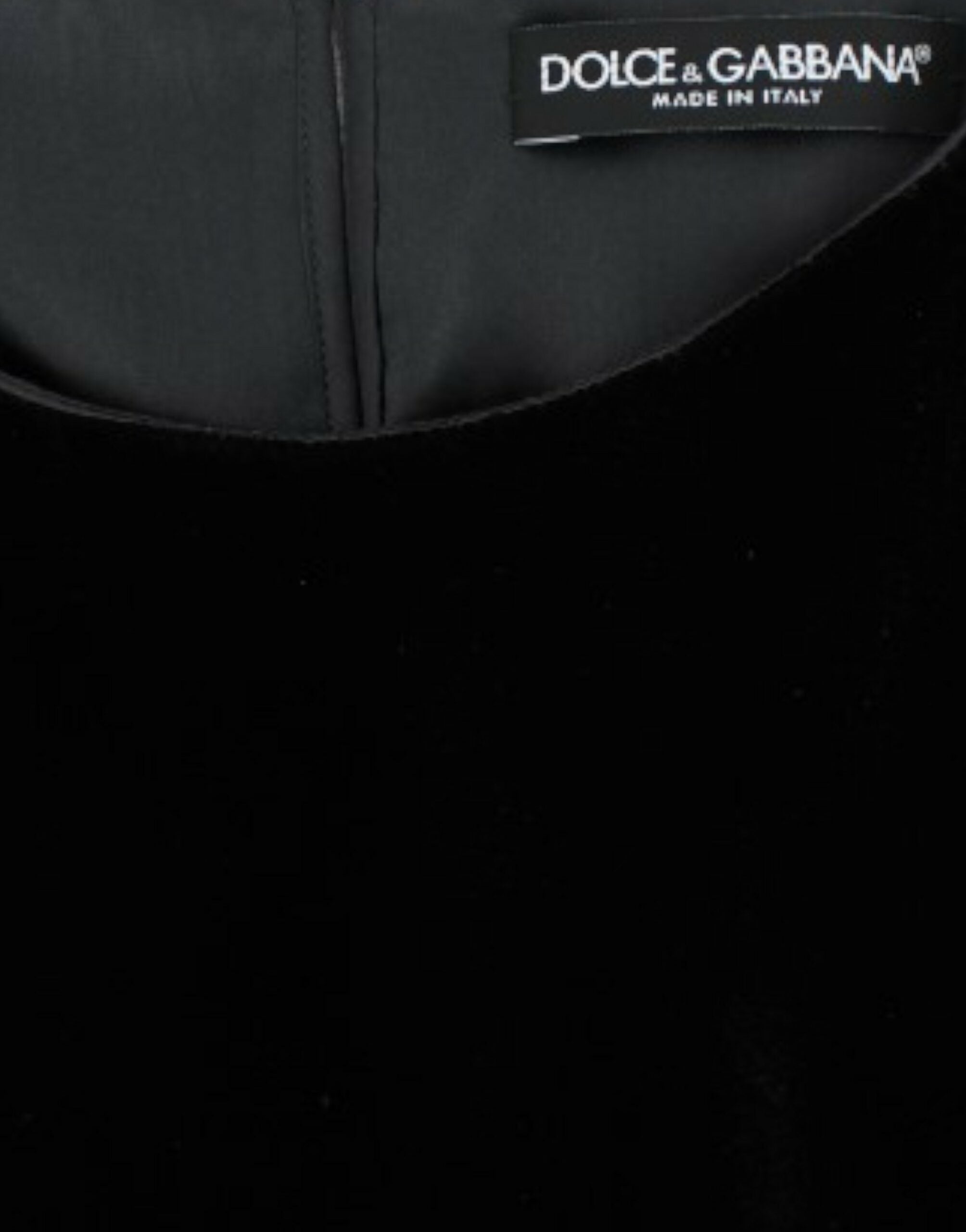 Blouse noire en velours à manches courtes de Dolce & Gabbana, ajustée et élégante, portée sur un mannequin.
