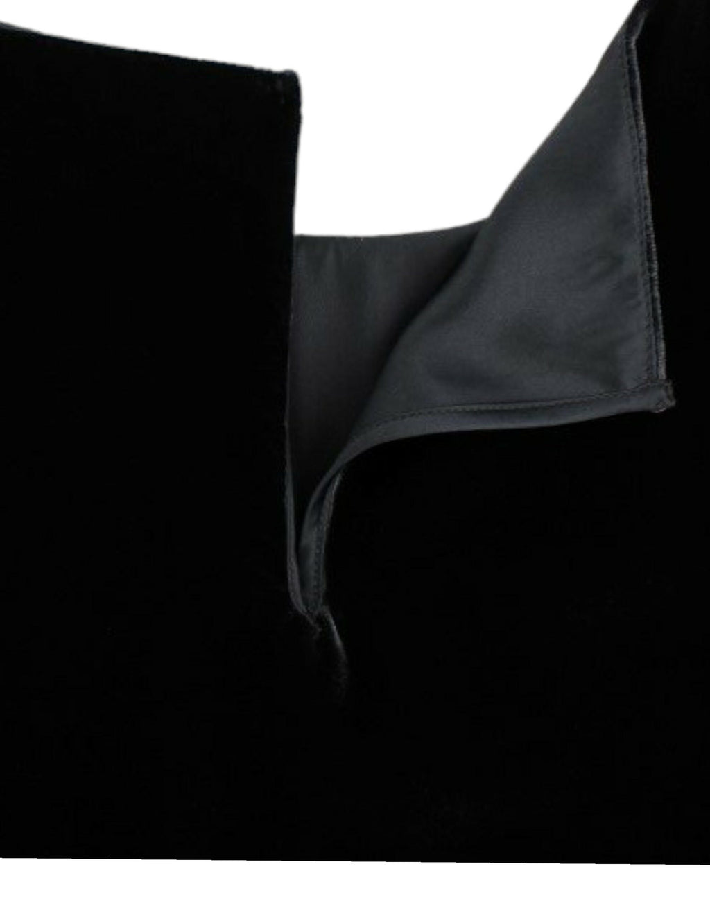 Blouse Dolce & Gabbana en velours noir à manches courtes, élégante et sophistiquée, portée sur un mannequin.