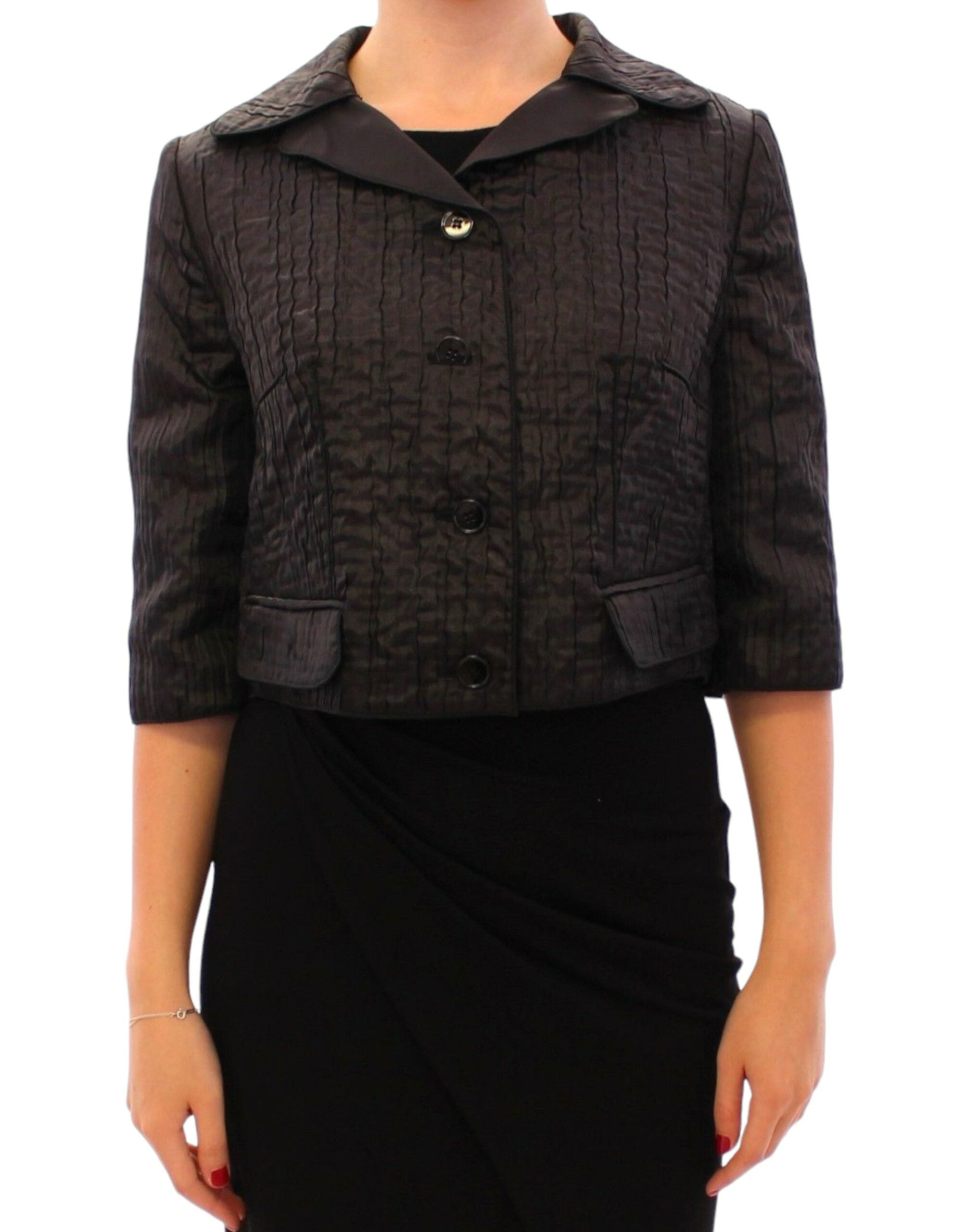 Boléro court noir Dolce & Gabbana, veste shrug élégante en tissu léger, porté sur un haut chic.