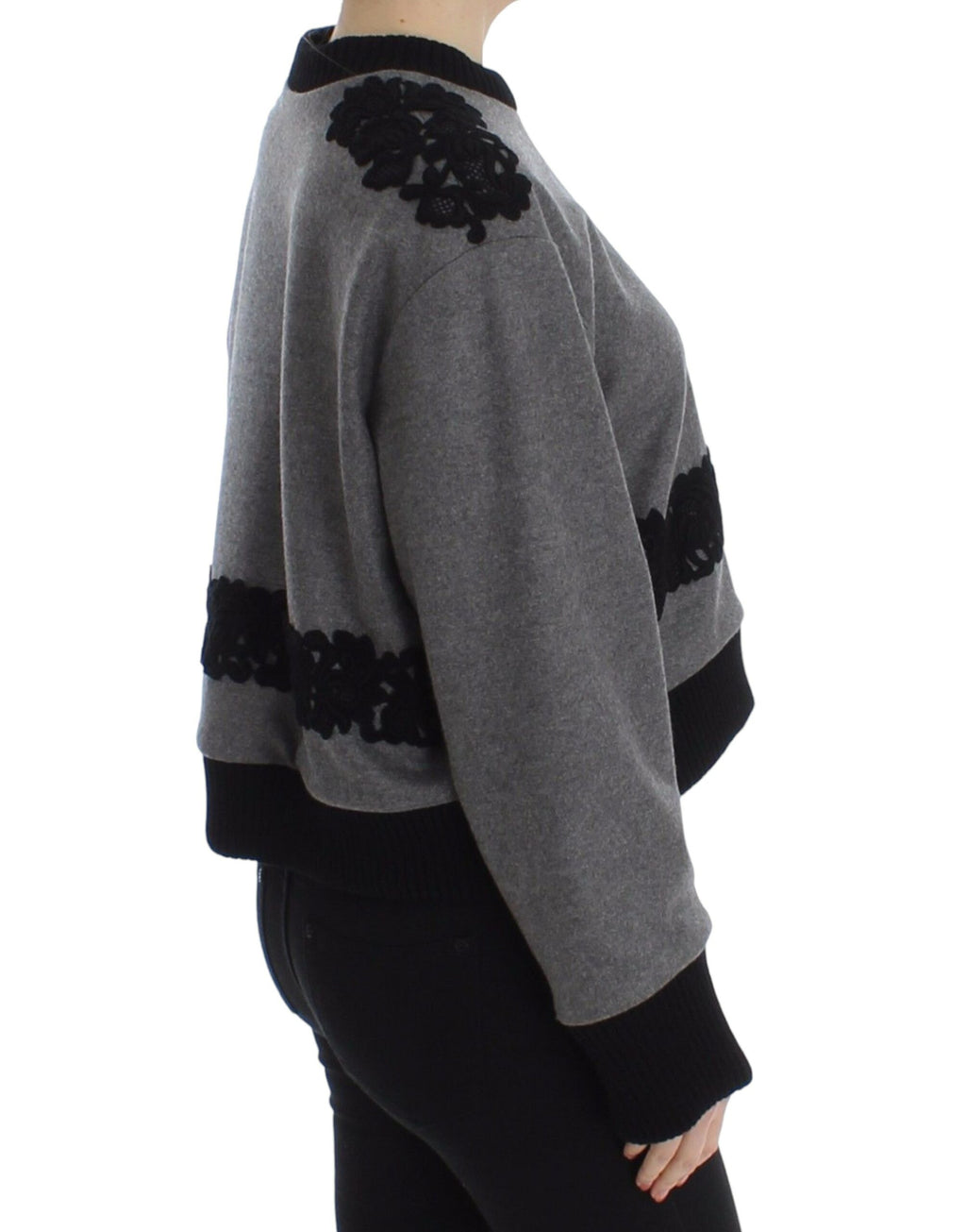 Pull Dolce & Gabbana en laine, cachemire gris et noir avec dentelle, élégant et confortable, visible sur le mannequin.