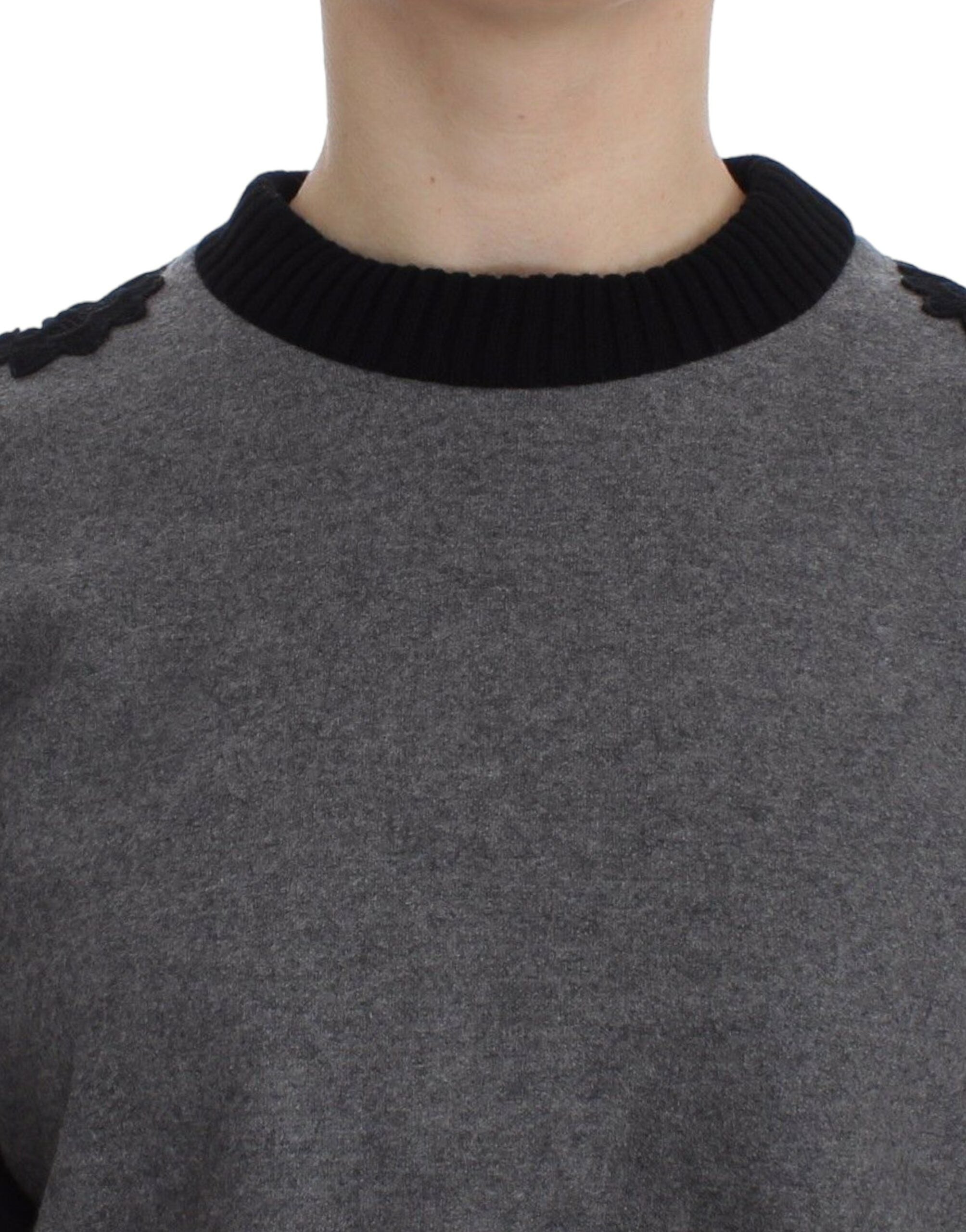 Pull en laine et cachemire gris et noir de Dolce & Gabbana avec dentelle, élégant et confortable.