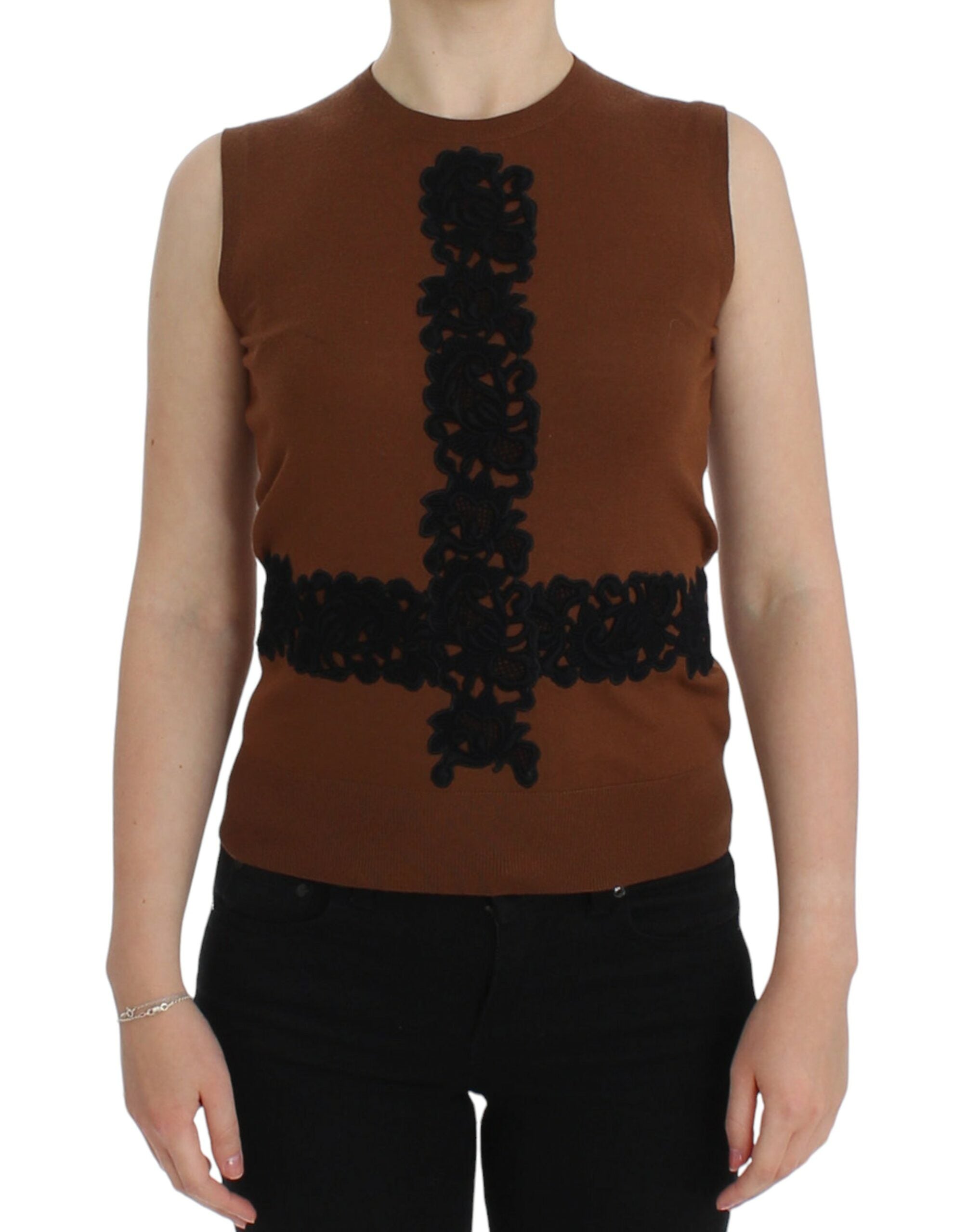 Pull en laine marron et noire avec dentelle, veste Dolce & Gabbana, élégant et féminin, porté sur un mannequin.