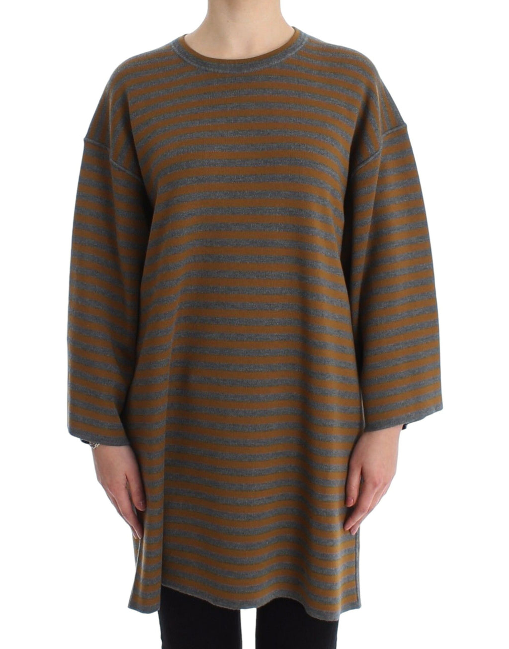 Pull-over oversize Dolce & Gabbana gris avec rayures jaunes et gris, style décontracté et confortable.