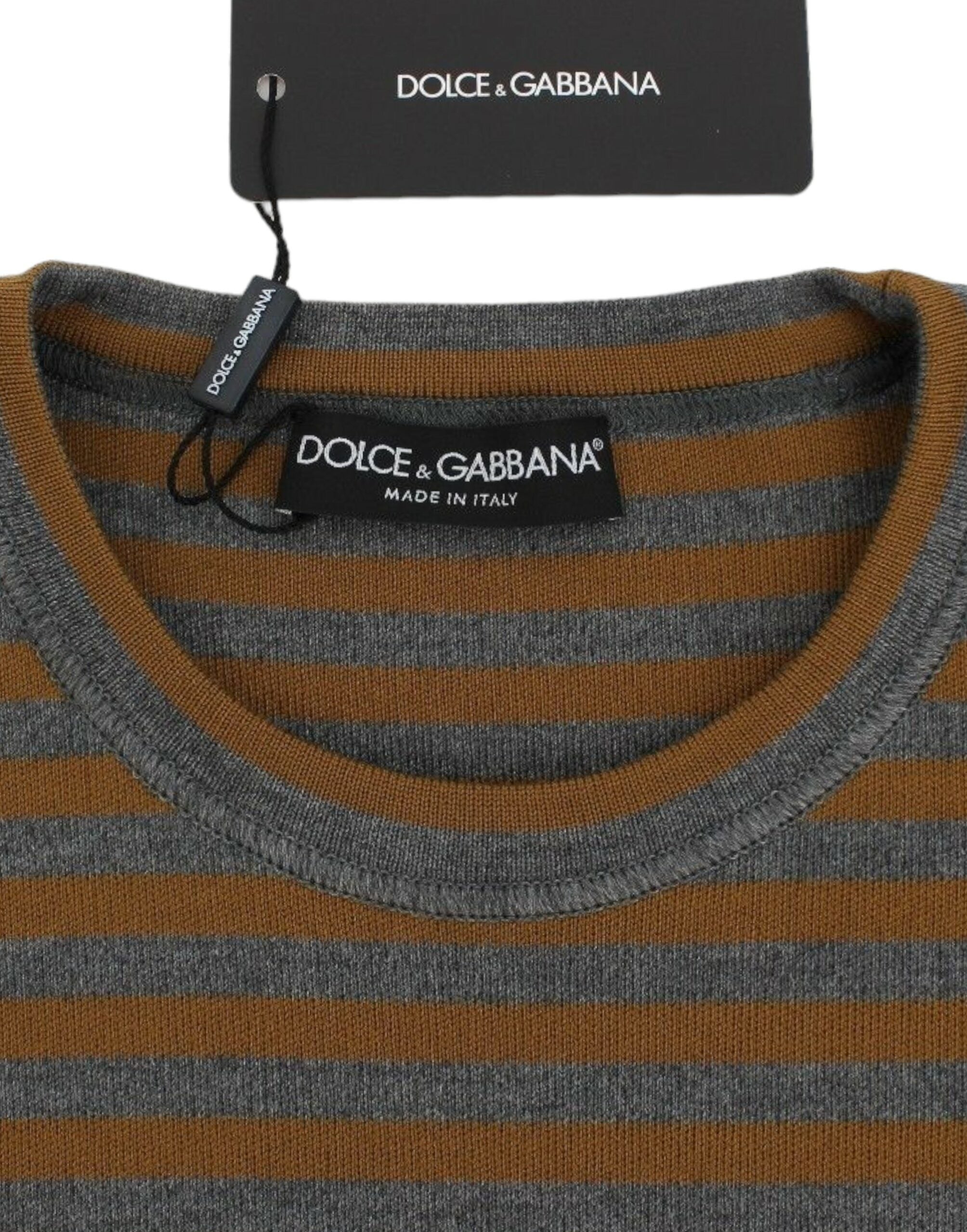 Pull-over oversize gris jaune à rayures Dolce & Gabbana, jersey confortable avec col rond et manches longues.