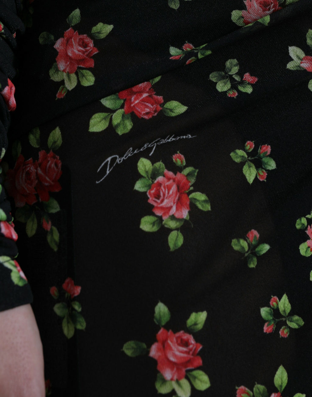 Robe longue noire à fleurs Dolce & Gabbana, coupe moulante avec découpes sophistiquées, élégante et florale.
