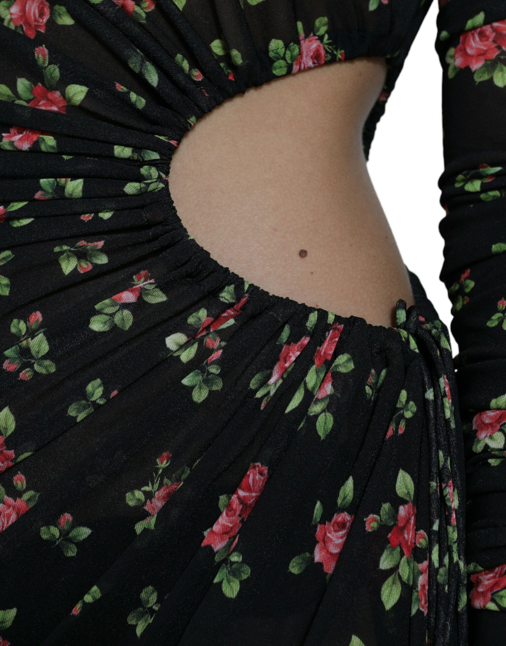Robe longue noire à fleurs avec découpes, robe de soirée Dolce & Gabbana, style élégant et moderne.
