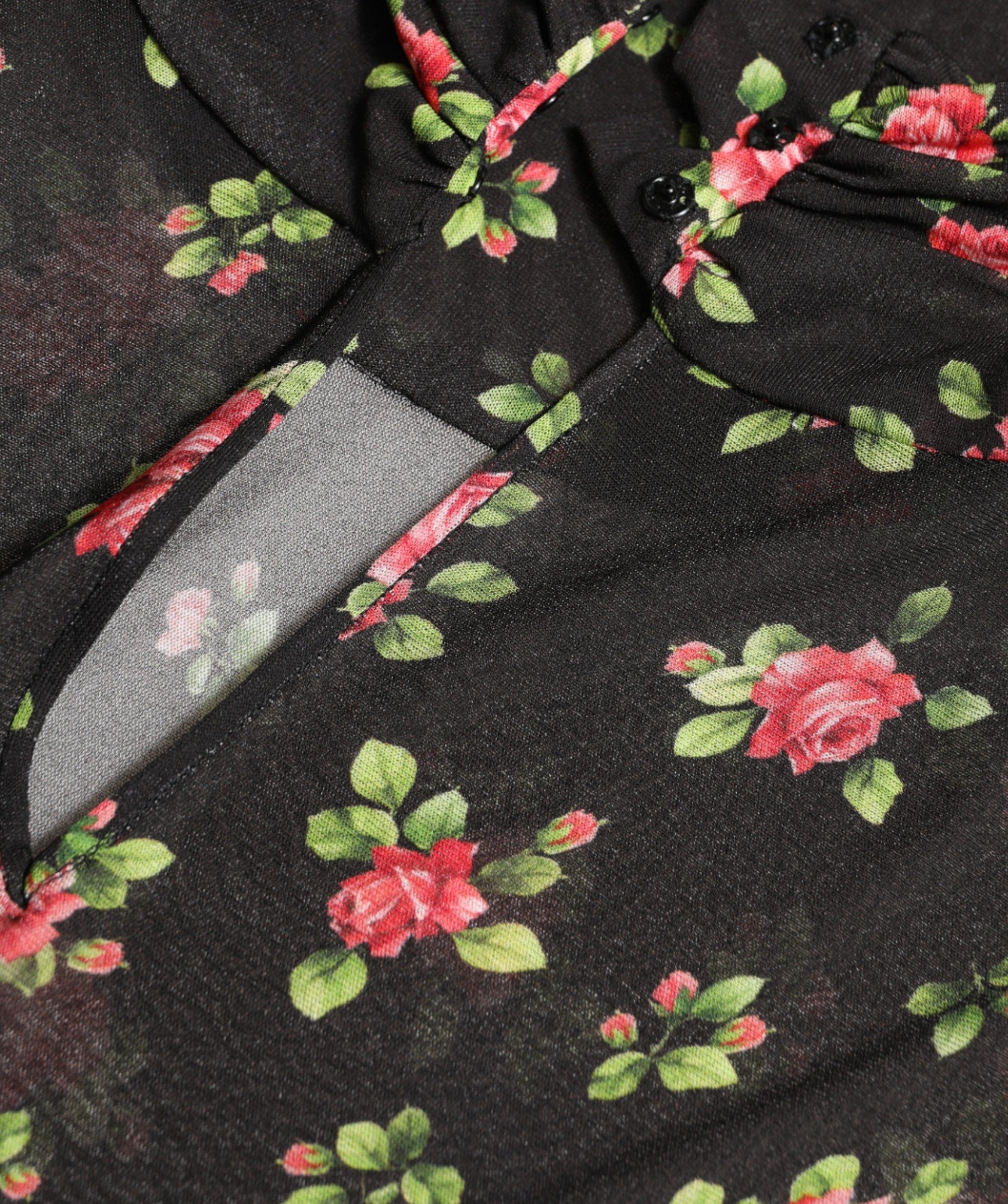Robe longue noire Dolce & Gabbana à fleurs avec découpes, robe fourreau élégante et sophistiquée pour femmes.