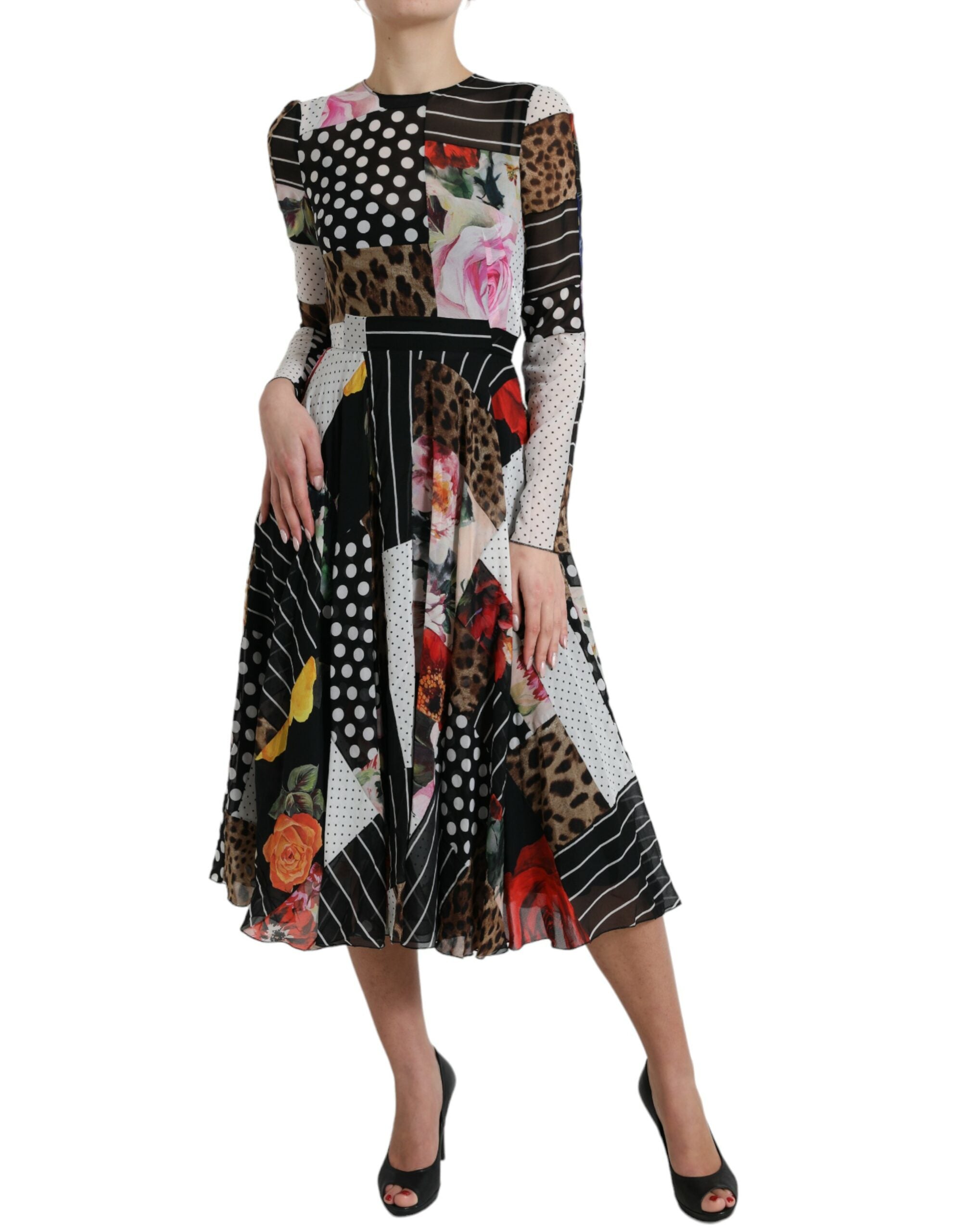 Robe Dolce & Gabbana à patchwork multicolore avec motifs floraux et léopard, longue et élégante, tissu coloré et sophistiqué.