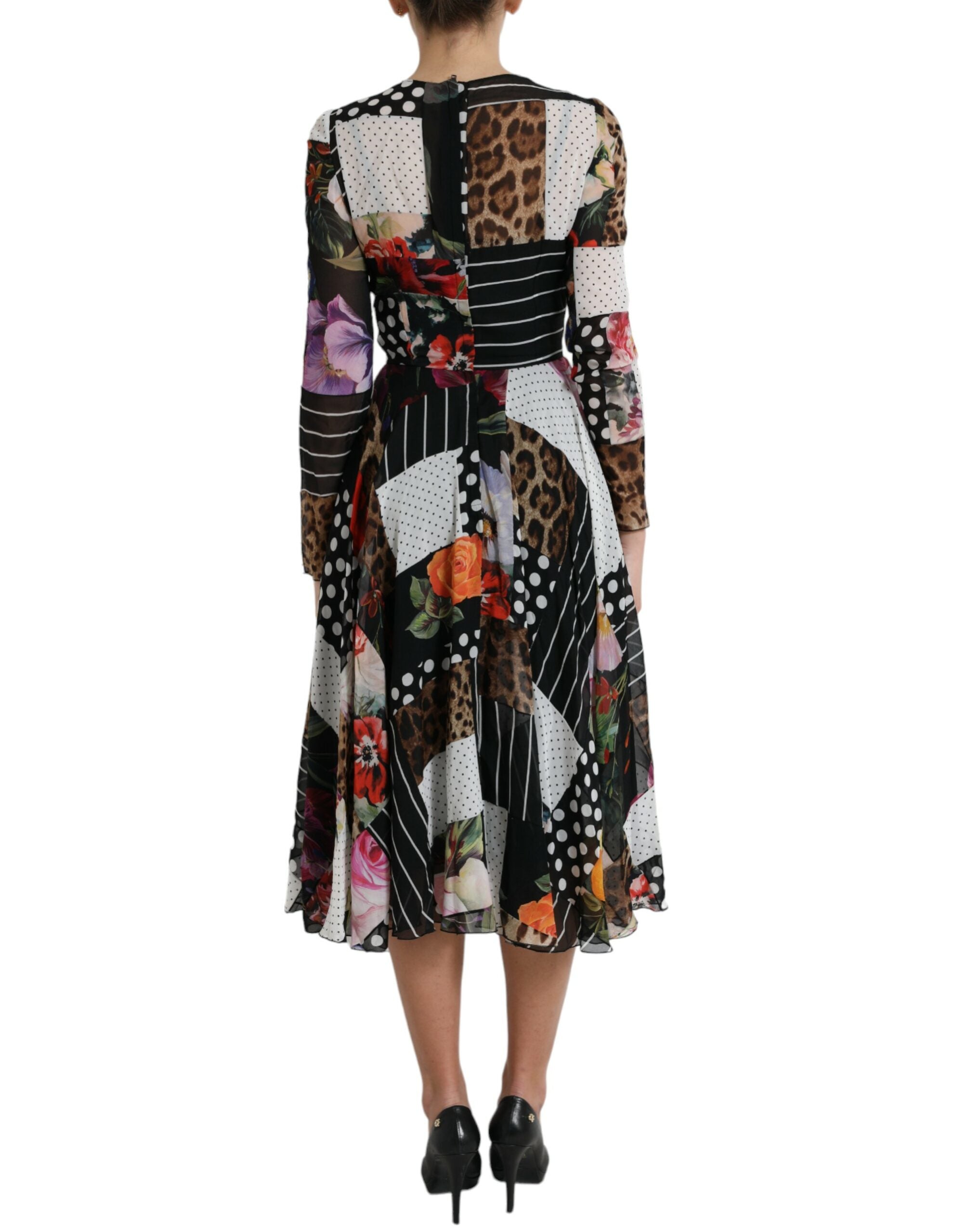 Robe Dolce & Gabbana à patchwork multicolore avec motifs floraux et léopard, style élégant et coloré.