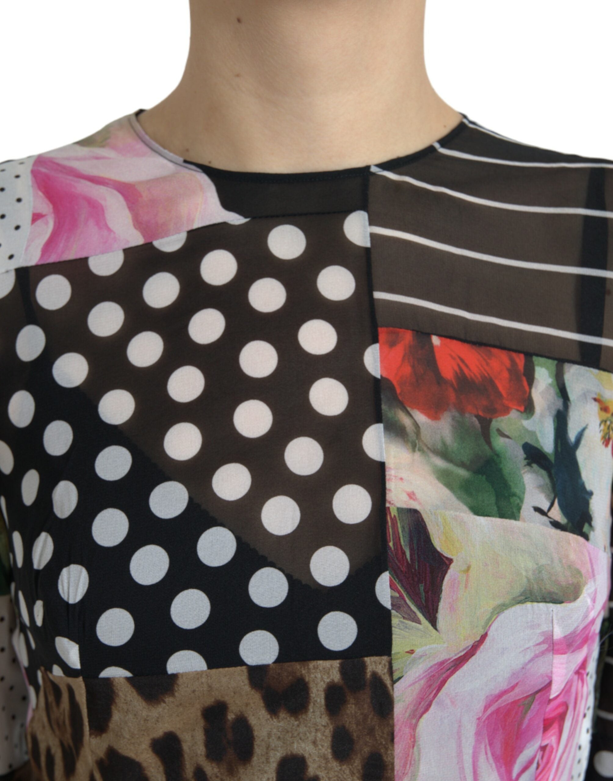 Robe Dolce & Gabbana à patchwork multicolore avec motifs floraux et léopard, style élégant et coloré.