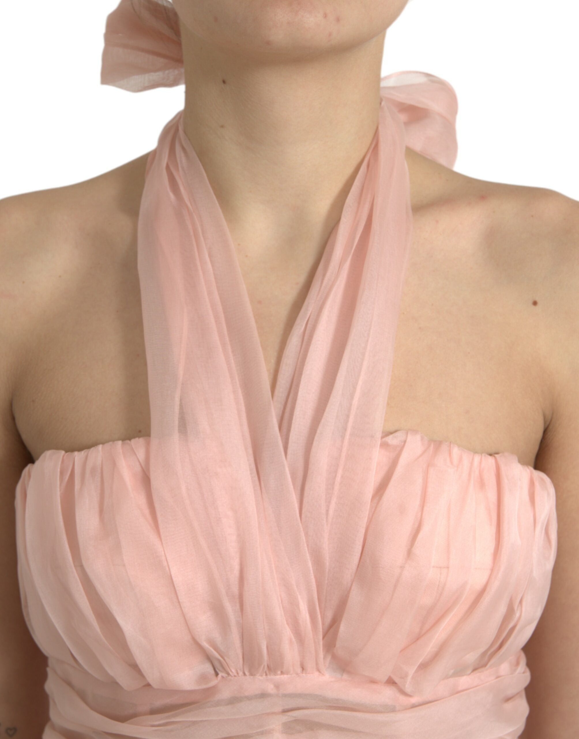 Robe midi en soie et chiffon rose Dolce & Gabbana avec encolure halter, jupe plissée et coupe évasée.