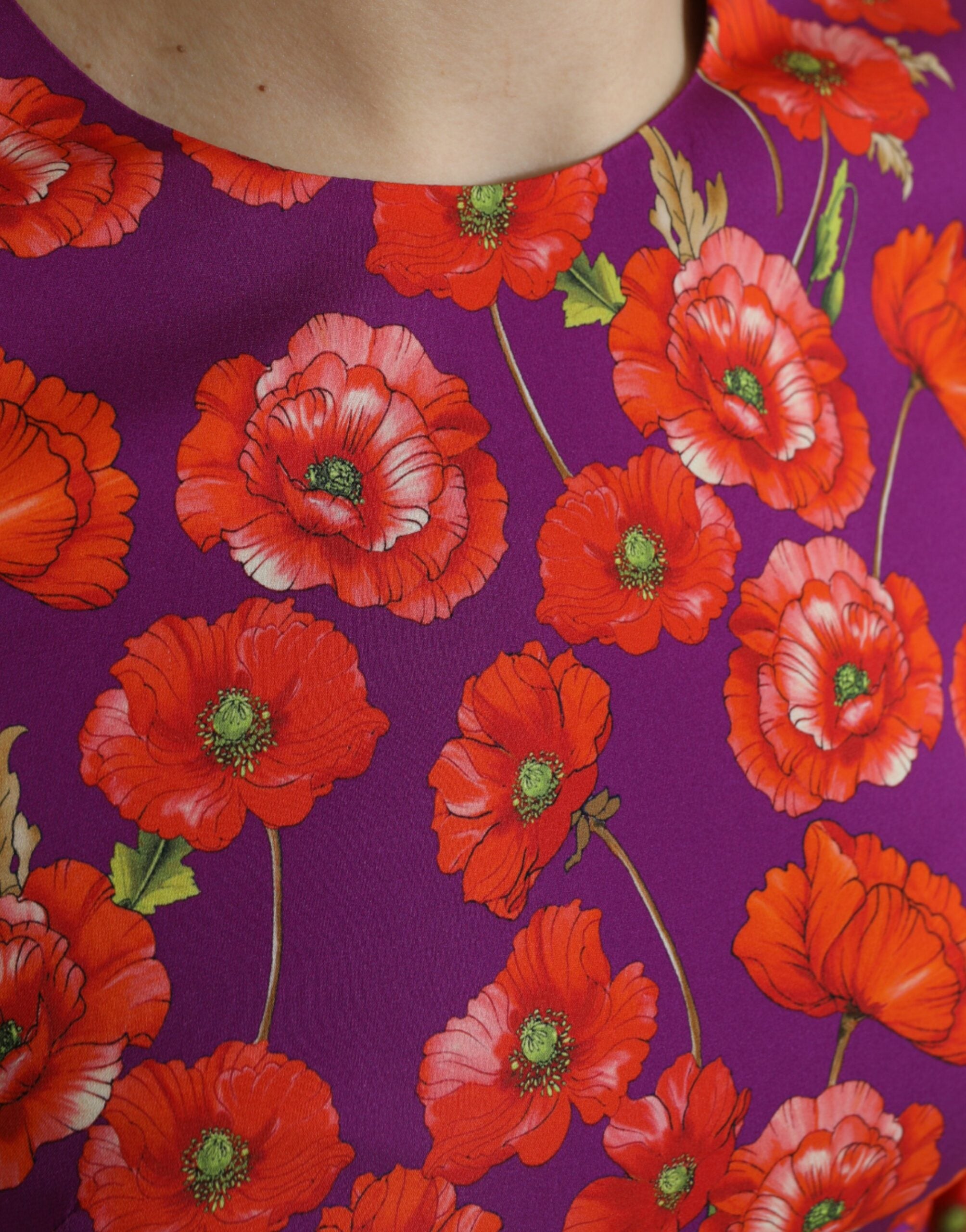 Robe fourreau Dolce & Gabbana à imprimé floral multicolore avec coquelicot, style élégant et coloré.