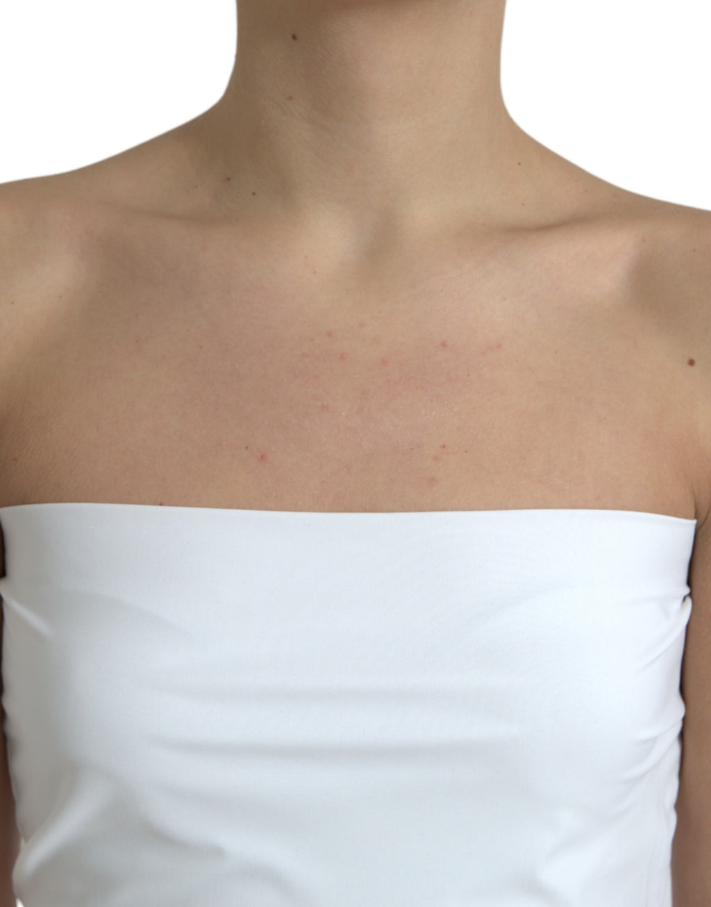 Combinaison moulante blanche en nylon sans bretelles de Dolce & Gabbana, ajustée et élégante, portée sur un mannequin.