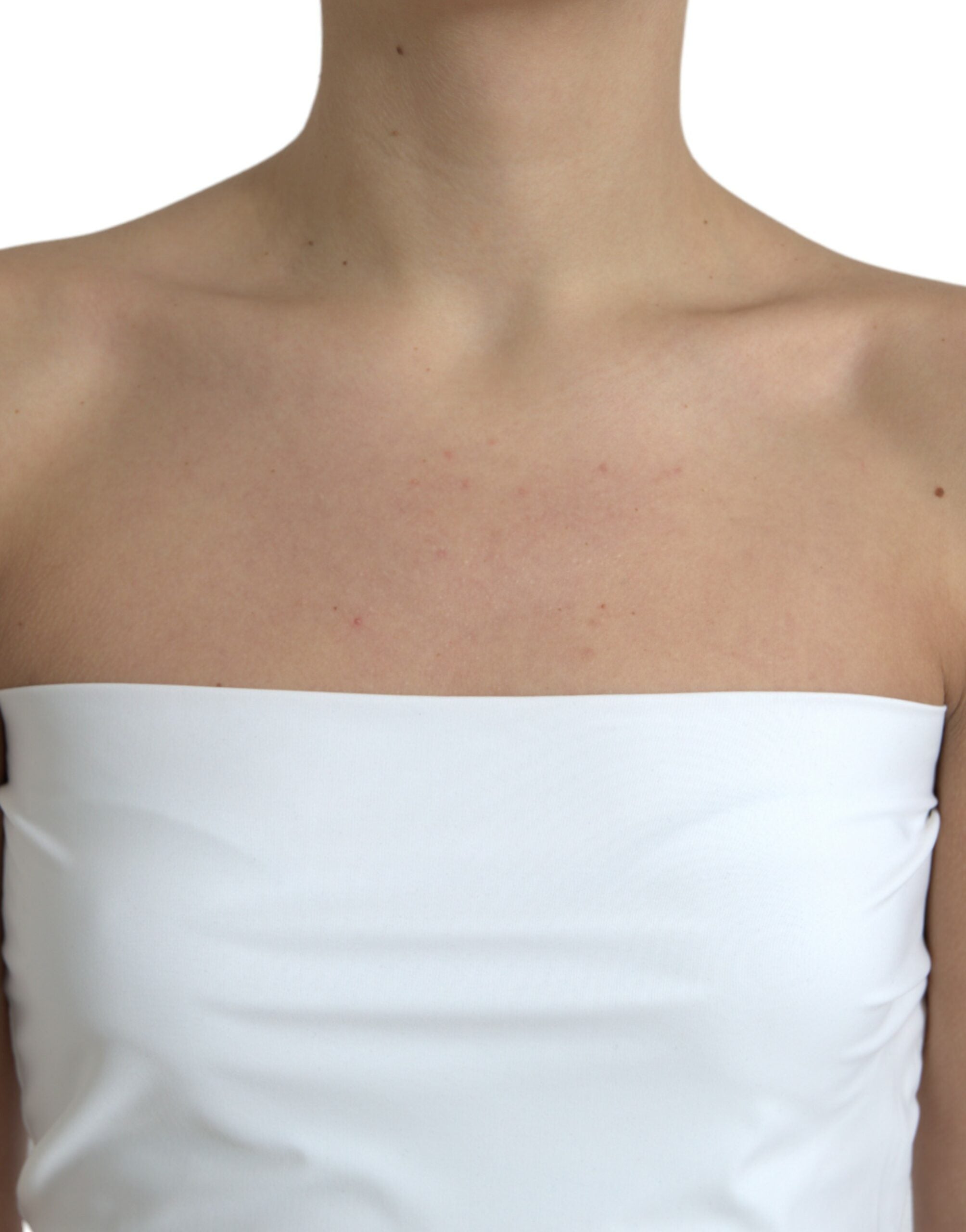 Combinaison moulante blanche en nylon sans bretelles de Dolce & Gabbana, ajustée et élégante, portée sur un mannequin.