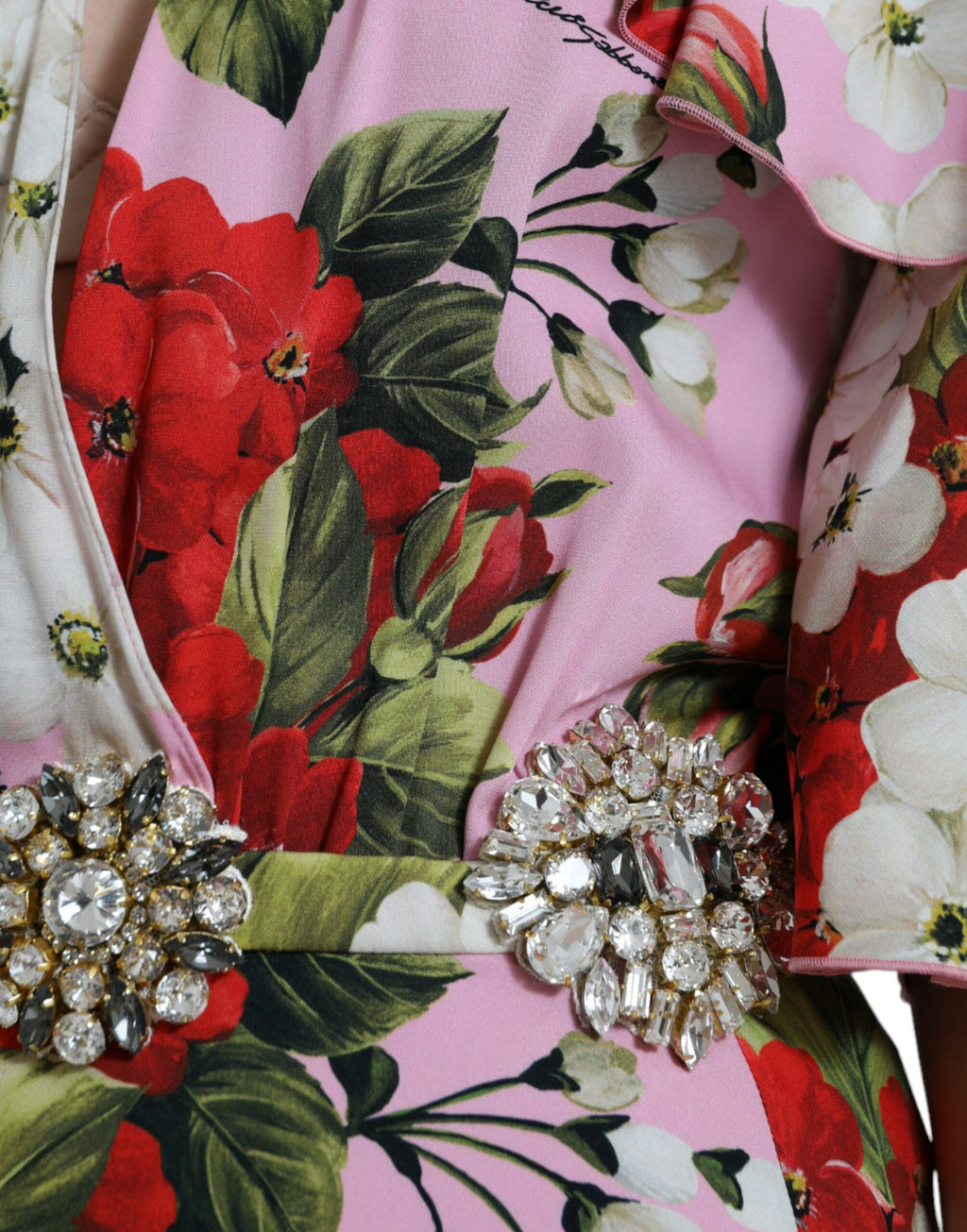 Robe trapèze Dolce & Gabbana à fleurs multicolores, ornée de cristaux, style élégant et féminin.