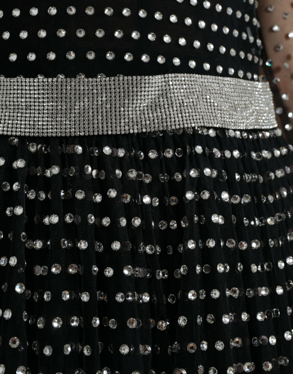 Robe longueur mi-axe noire Dolce & Gabbana ornée de cristaux brillants et de détails élégants.