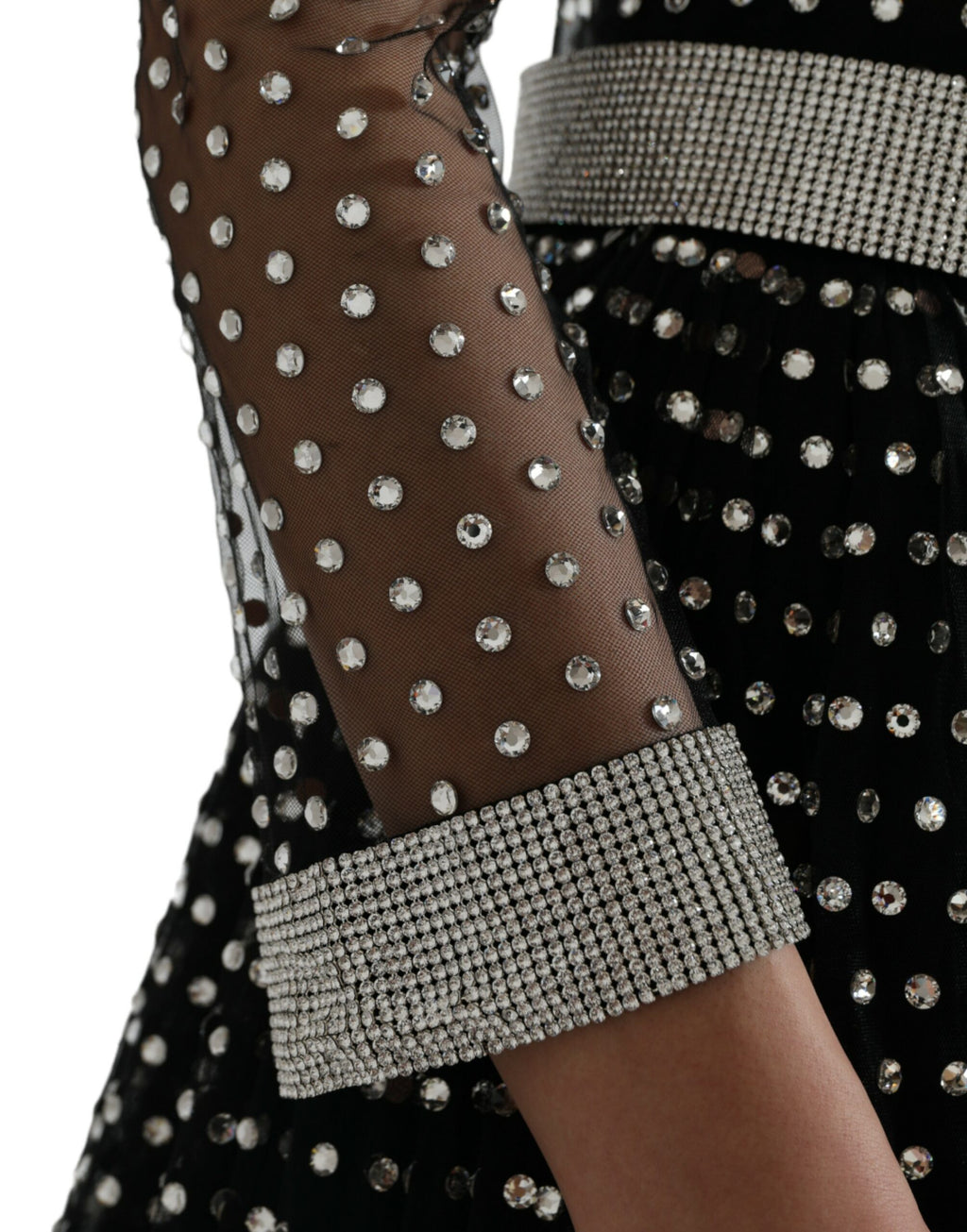 Robe longue noire Dolce & Gabbana en ligne A, ornée de cristaux brillants et détails élégants.